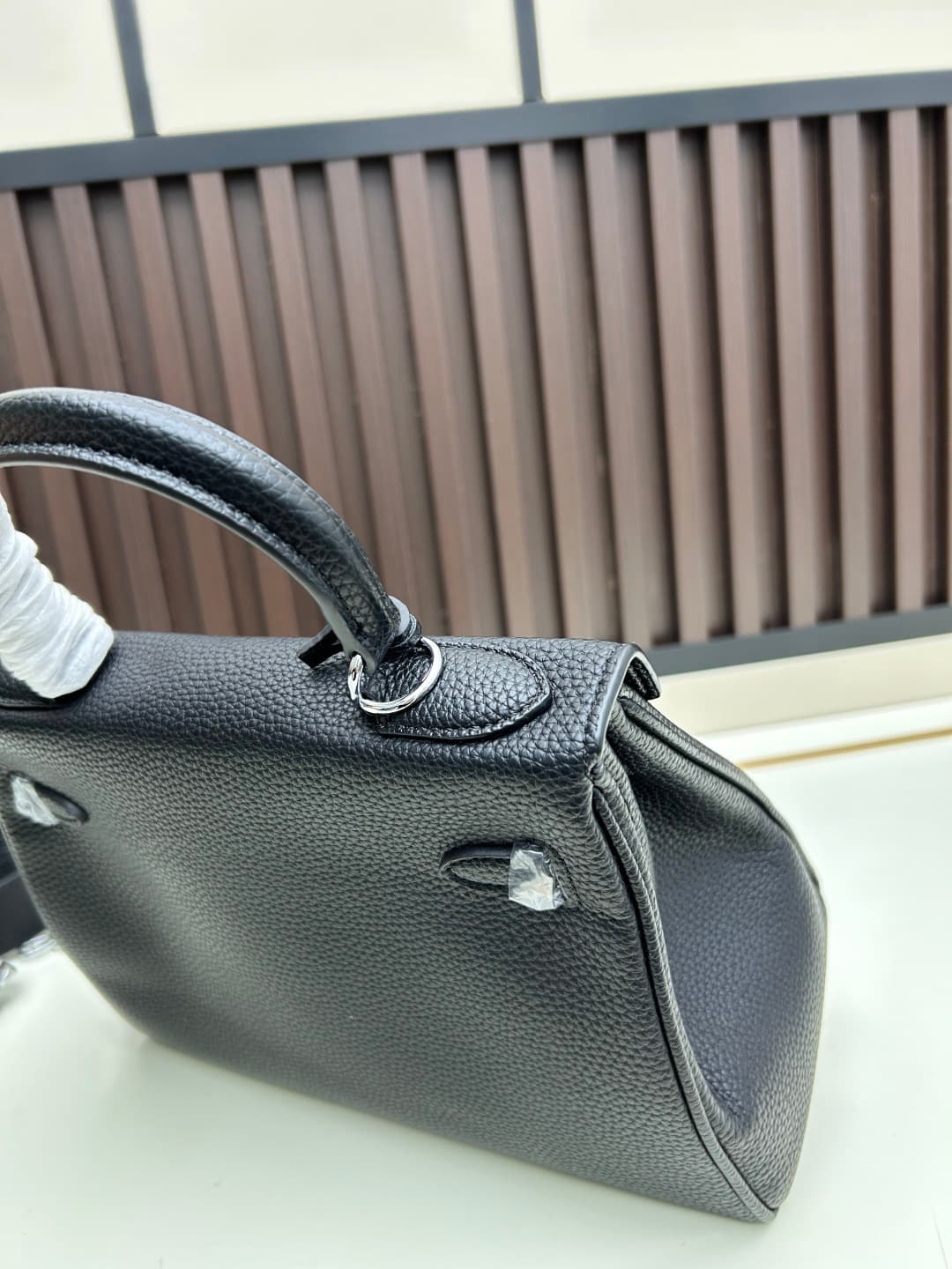 C4880 300, 310, 20, 25, 28cm. The Hermès Kelly brand was named after the royal family. Due to my love for Kelly, I researched its history further. It turns out that the name “Kelly” comes from Princess Grace Kelly of Monaco🫅. Only with this nostalgic musi — image 7