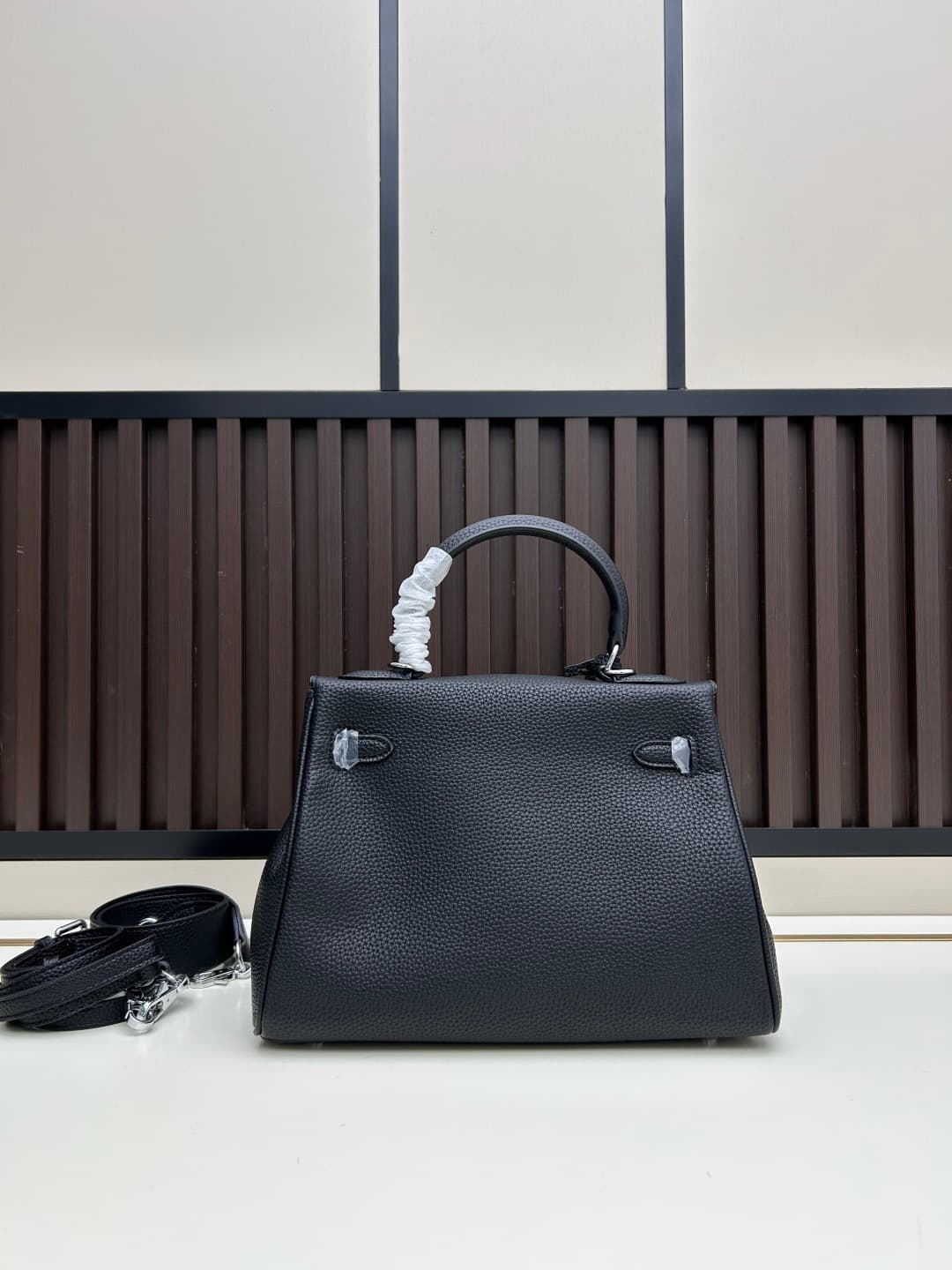 C4880 300, 310, 20, 25, 28cm. The Hermès Kelly brand was named after the royal family. Due to my love for Kelly, I researched its history further. It turns out that the name “Kelly” comes from Princess Grace Kelly of Monaco🫅. Only with this nostalgic musi — image 4