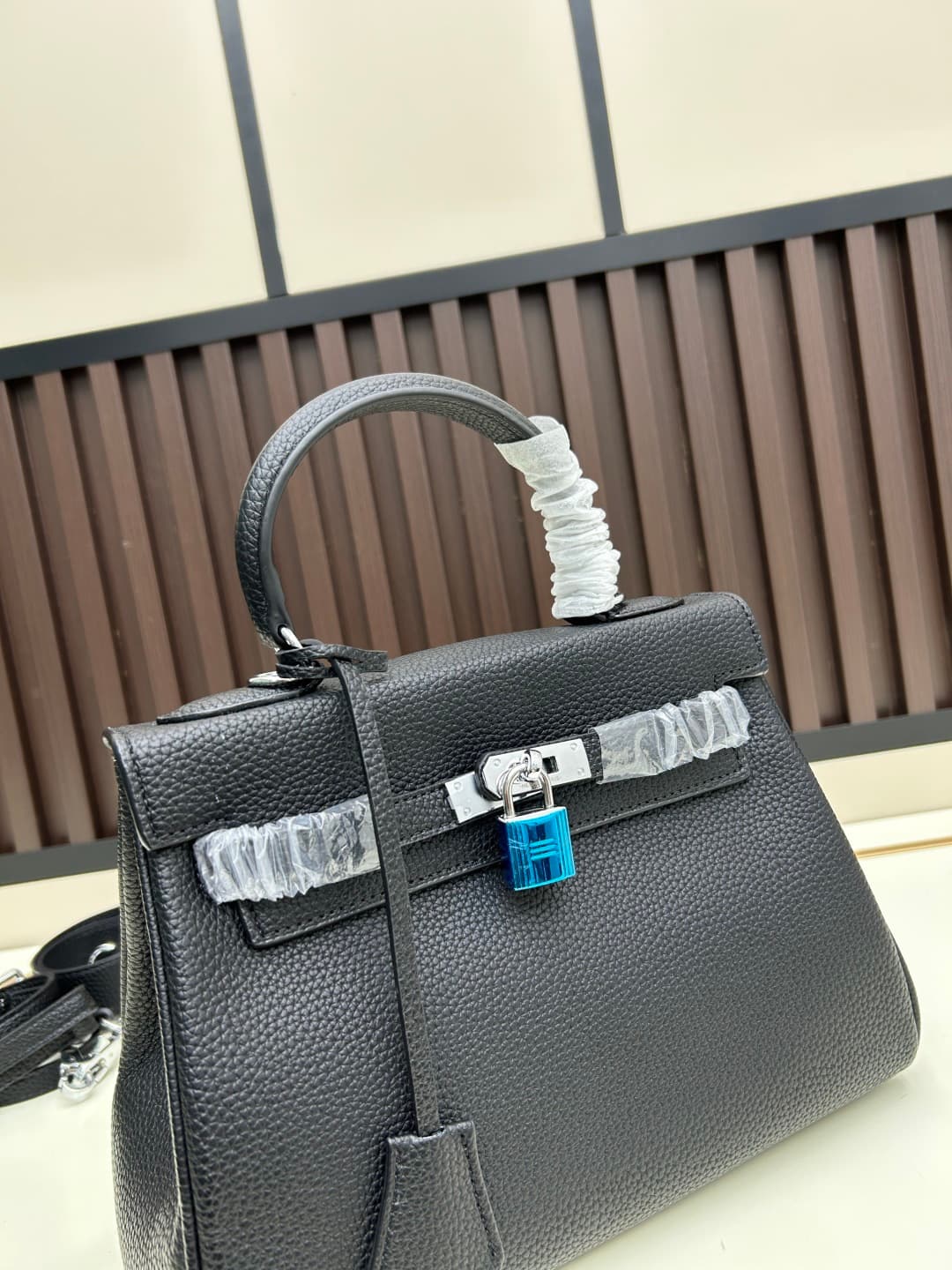 C4880 300, 310, 20, 25, 28cm. The Hermès Kelly brand was named after the royal family. Due to my love for Kelly, I researched its history further. It turns out that the name “Kelly” comes from Princess Grace Kelly of Monaco🫅. Only with this nostalgic musi — image 5