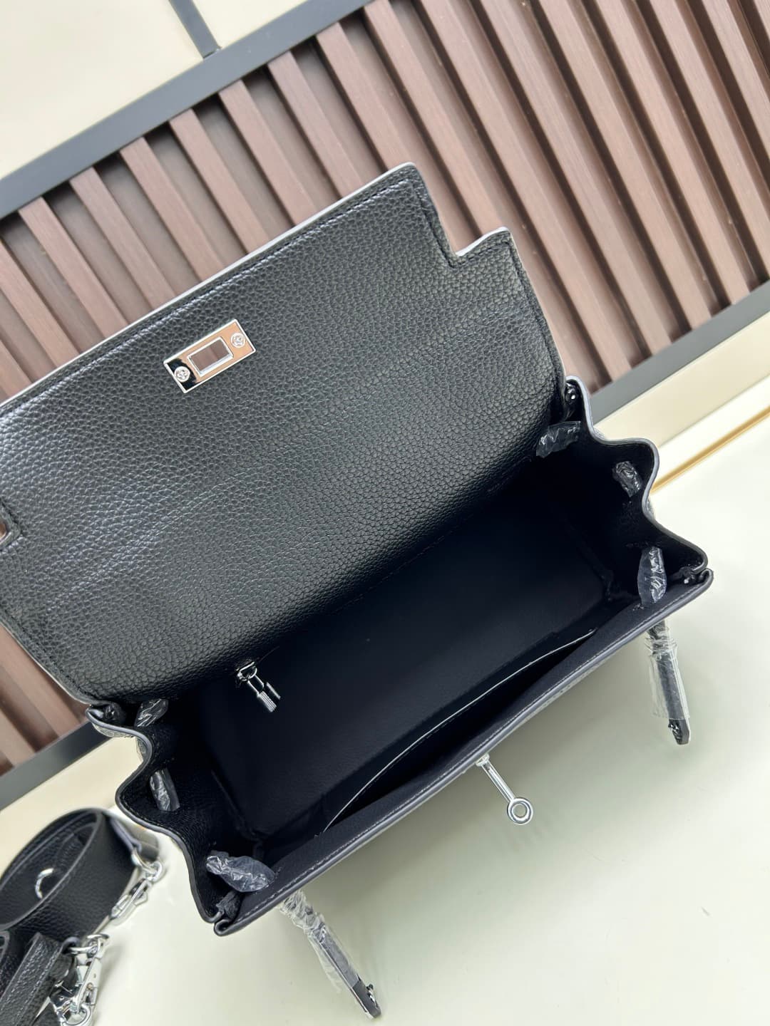 C4880 300, 310, 20, 25, 28cm. The Hermès Kelly brand was named after the royal family. Due to my love for Kelly, I researched its history further. It turns out that the name “Kelly” comes from Princess Grace Kelly of Monaco🫅. Only with this nostalgic musi — image 8