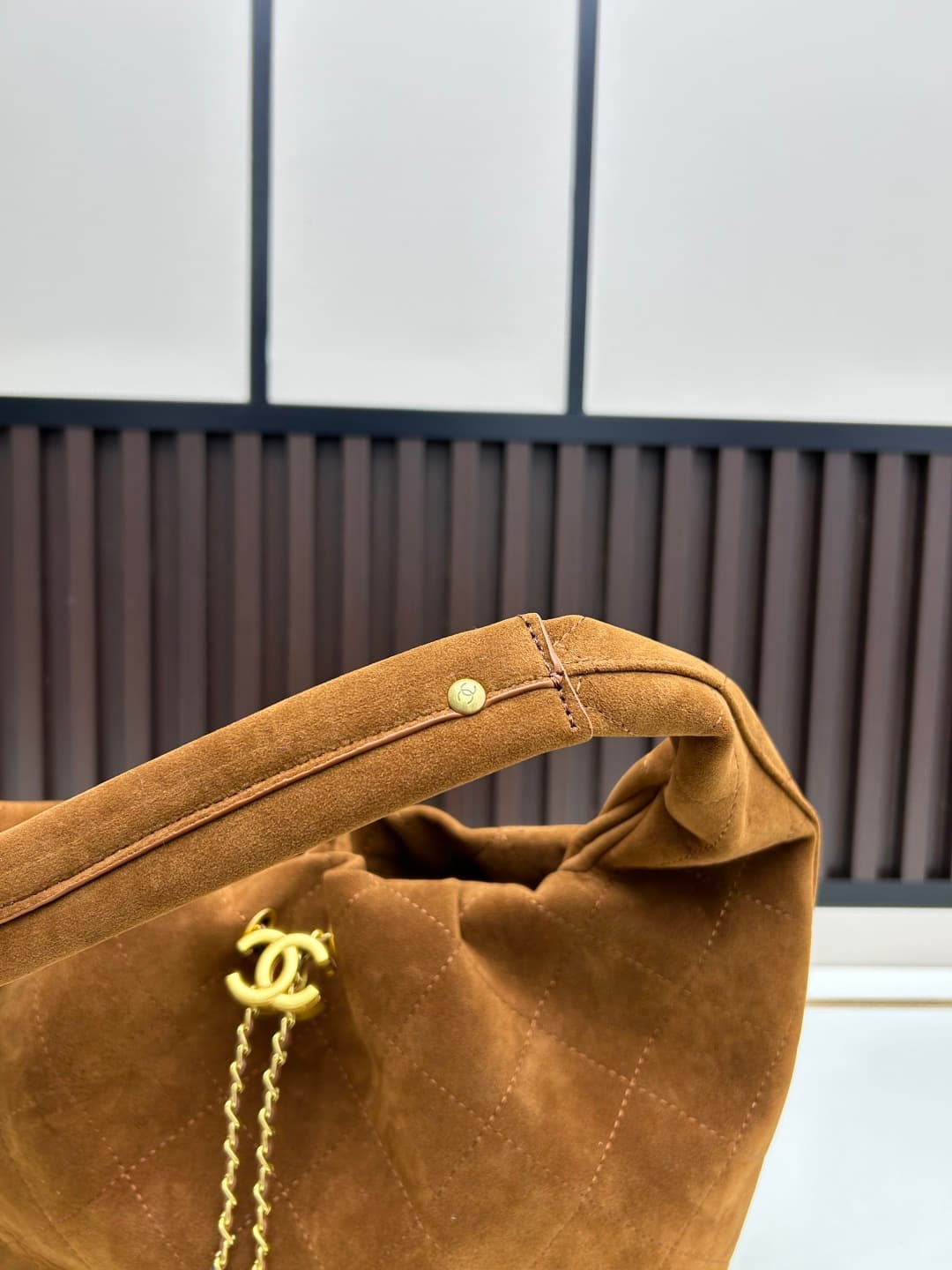 C846 New model 💰 Chanel 25k hobo hippie bag, black and gold with exquisite details. This new early spring model is not only popular due to its𝟐𝟓𝐛𝐚𝐠 𝐦𝐢𝐧𝐢 design, but also this 𝐛𝐚𝐠 is truly worth looking forward to🔥 It has a high-class feel! — image 6