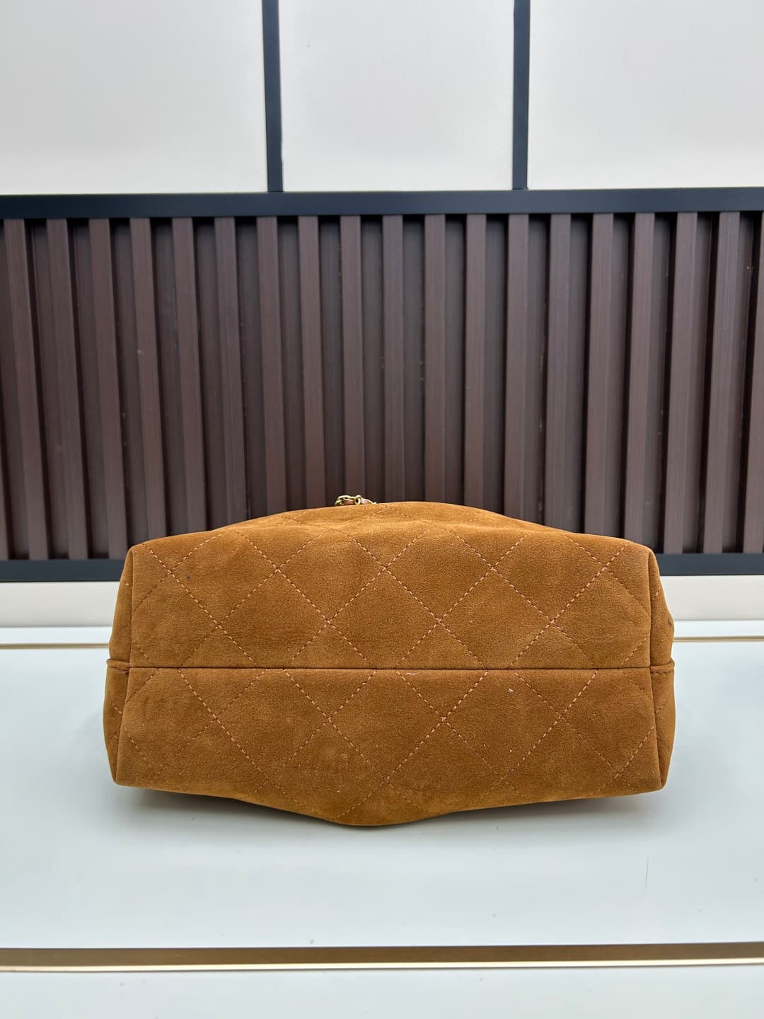 C846 New model 💰 Chanel 25k hobo hippie bag, black and gold with exquisite details. This new early spring model is not only popular due to its𝟐𝟓𝐛𝐚𝐠 𝐦𝐢𝐧𝐢 design, but also this 𝐛𝐚𝐠 is truly worth looking forward to🔥 It has a high-class feel! — image 5