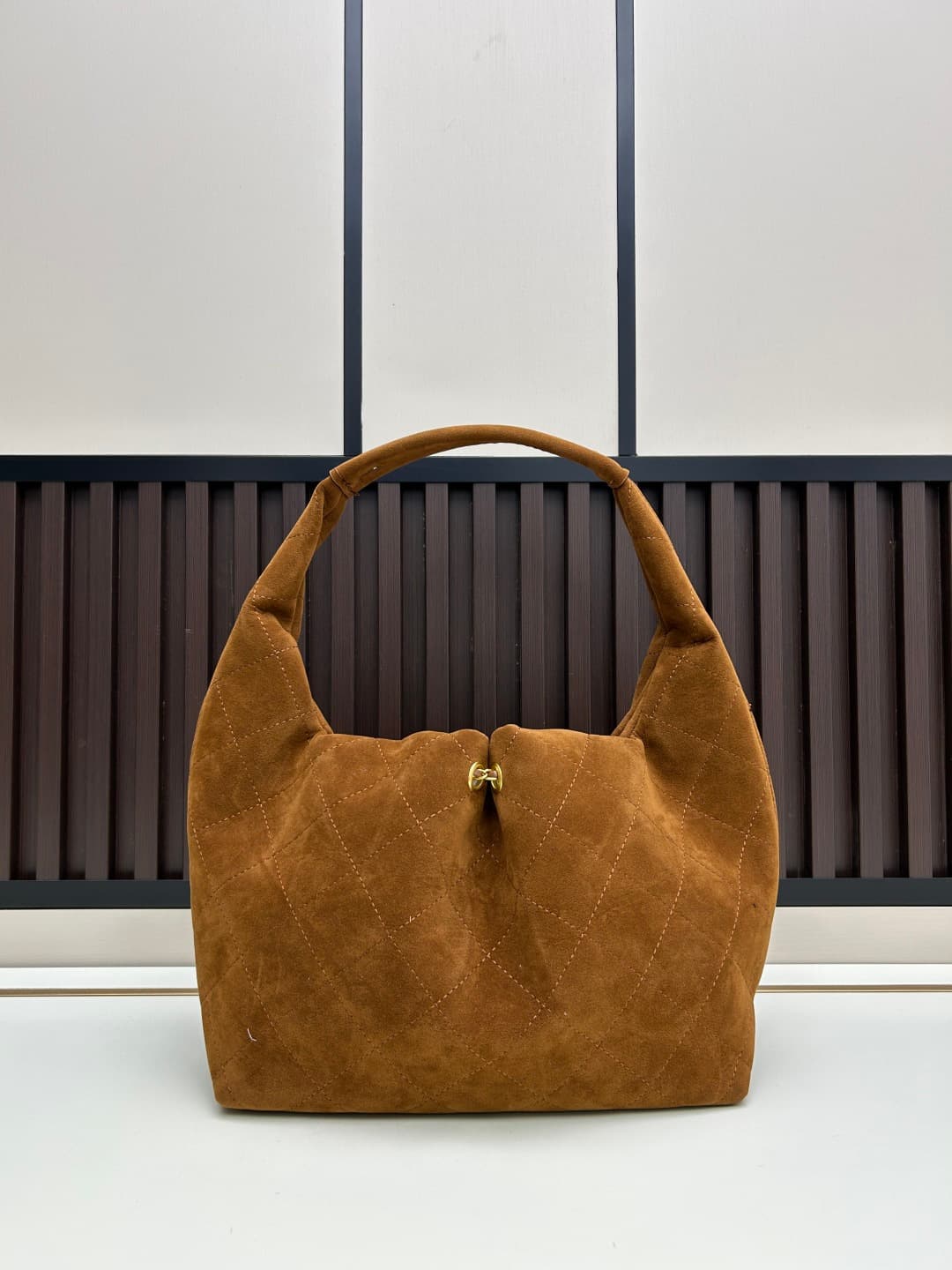 C846 New model 💰 Chanel 25k hobo hippie bag, black and gold with exquisite details. This new early spring model is not only popular due to its𝟐𝟓𝐛𝐚𝐠 𝐦𝐢𝐧𝐢 design, but also this 𝐛𝐚𝐠 is truly worth looking forward to🔥 It has a high-class feel! — image 3