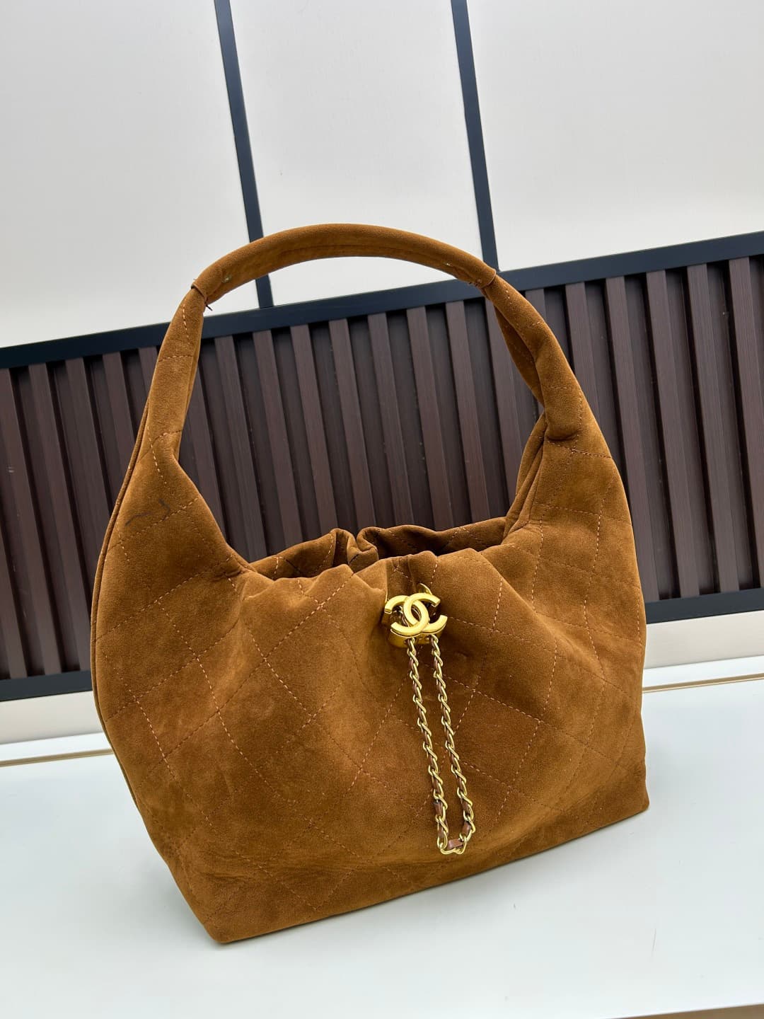 C846 New model 💰 Chanel 25k hobo hippie bag, black and gold with exquisite details. This new early spring model is not only popular due to its𝟐𝟓𝐛𝐚𝐠 𝐦𝐢𝐧𝐢 design, but also this 𝐛𝐚𝐠 is truly worth looking forward to🔥 It has a high-class feel! — image 4