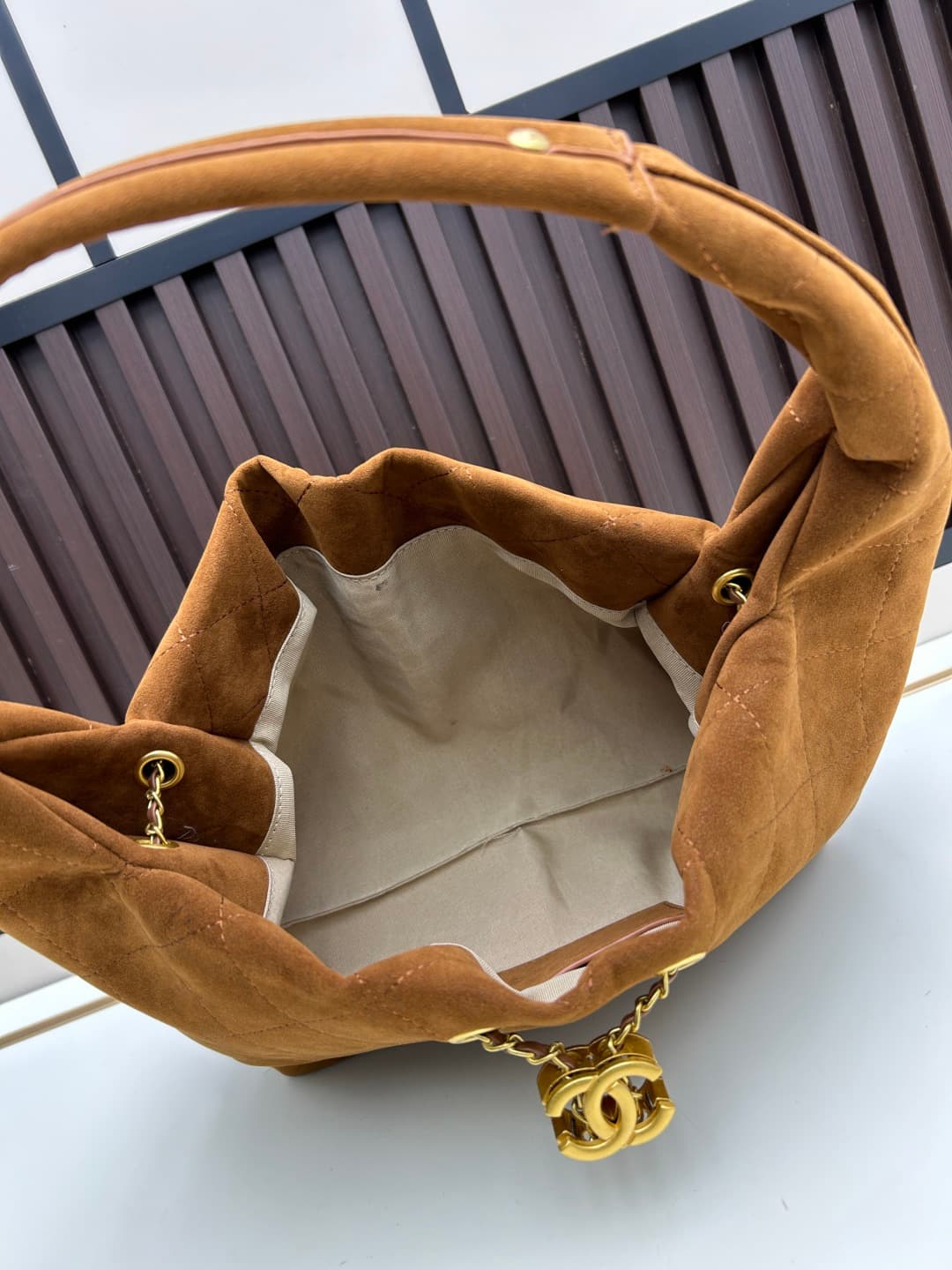 C846 New model 💰 Chanel 25k hobo hippie bag, black and gold with exquisite details. This new early spring model is not only popular due to its𝟐𝟓𝐛𝐚𝐠 𝐦𝐢𝐧𝐢 design, but also this 𝐛𝐚𝐠 is truly worth looking forward to🔥 It has a high-class feel! — image 7
