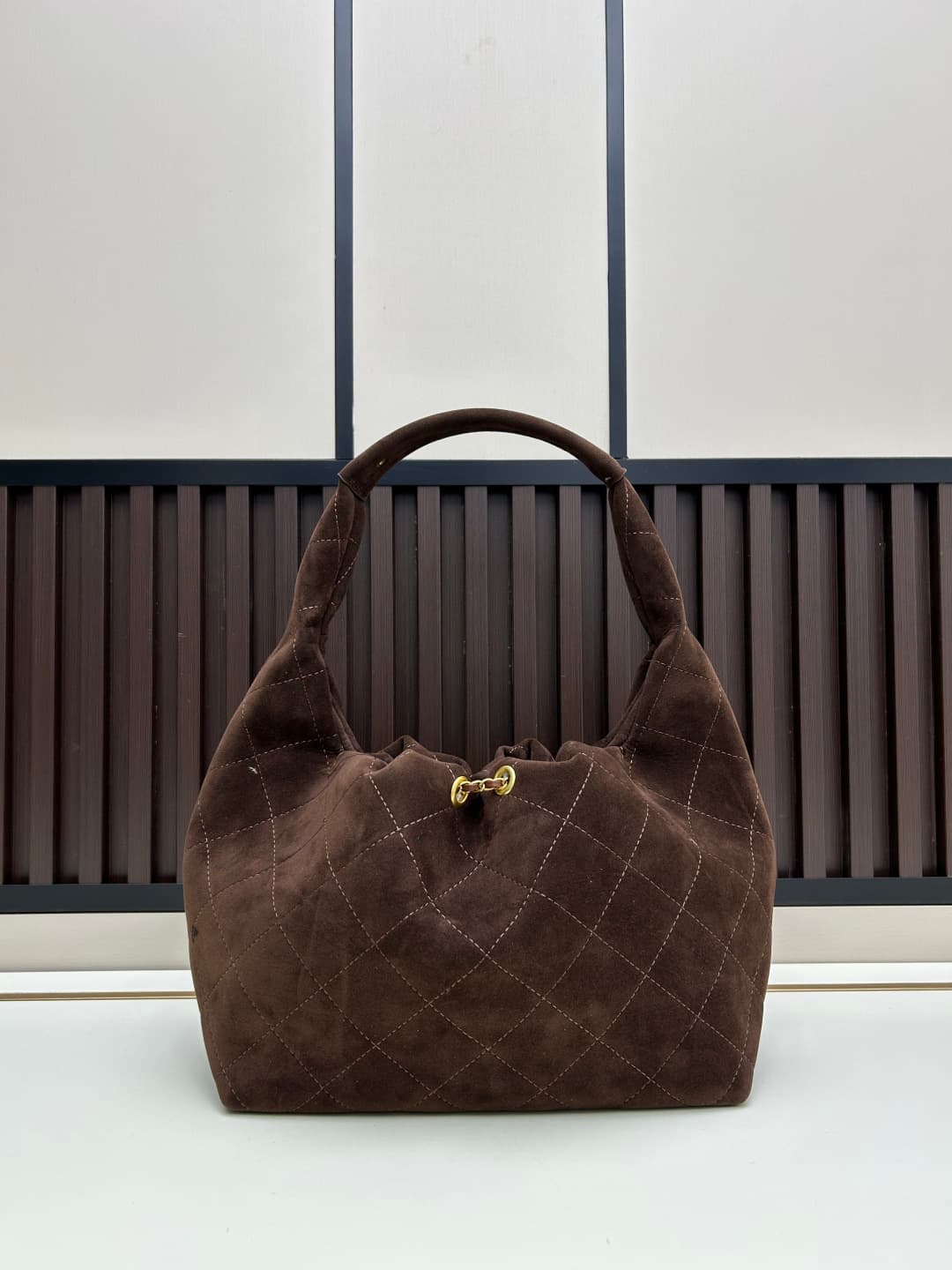 C845 New model 💰 Chanel 25k hobo hippie bag, black and gold with ultra-detailed design. This early spring model is not only popular due to its𝟐𝟓𝐛𝐚𝐠 𝐦𝐢𝐧𝐢 design, but also this 𝐛𝐚𝐠 is highly anticipated🔥 It exudes a high-class atmosphere! — image 3