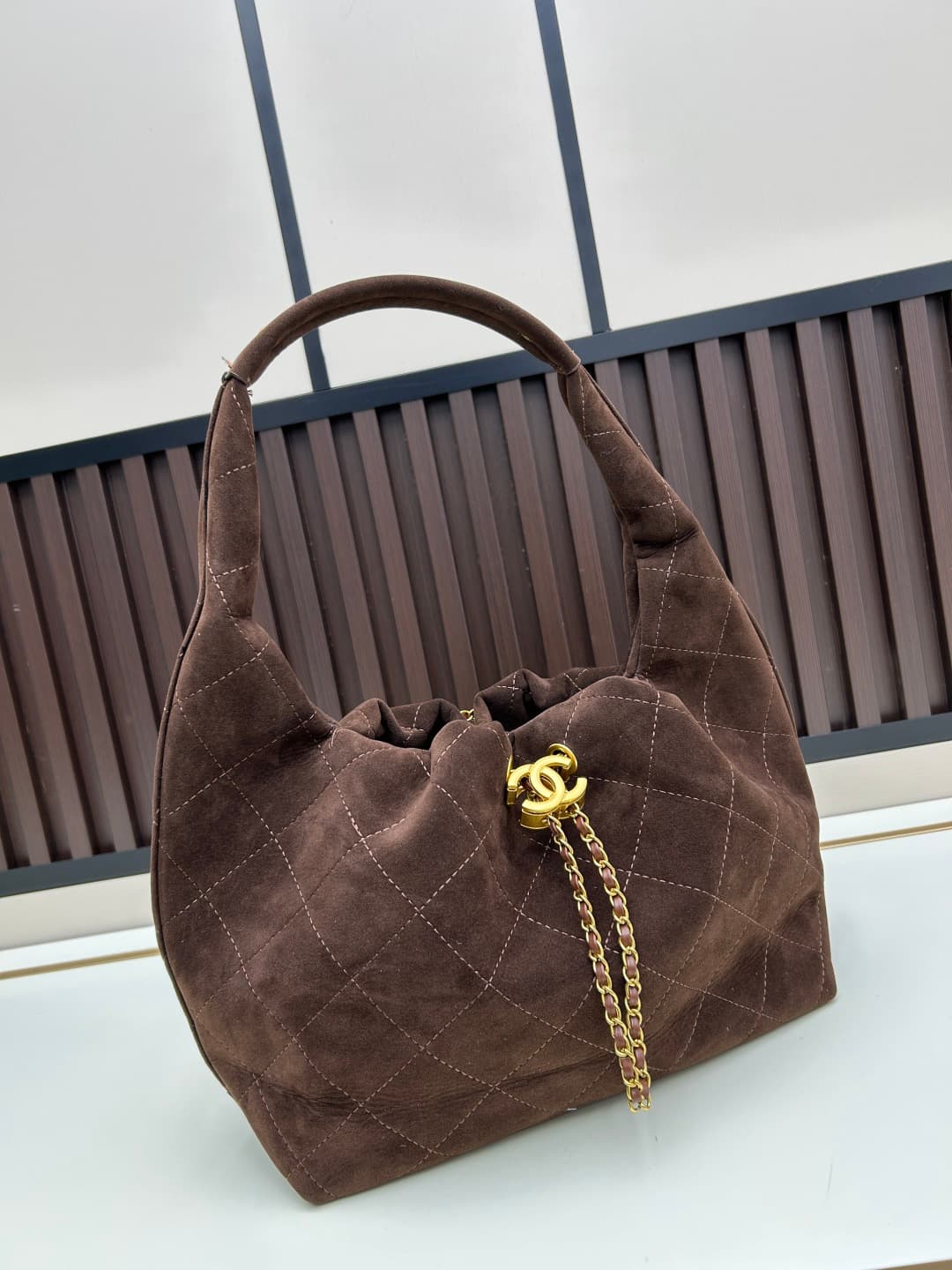 C845 New model 💰 Chanel 25k hobo hippie bag, black and gold with ultra-detailed design. This early spring model is not only popular due to its𝟐𝟓𝐛𝐚𝐠 𝐦𝐢𝐧𝐢 design, but also this 𝐛𝐚𝐠 is highly anticipated🔥 It exudes a high-class atmosphere! — image 4