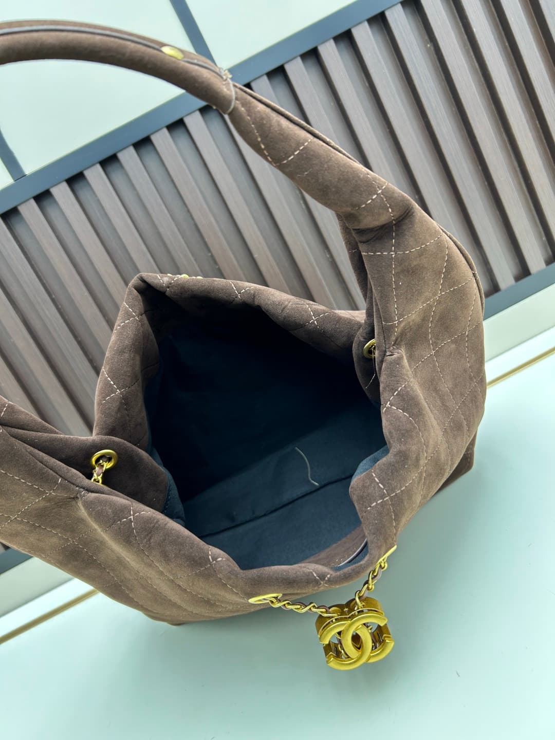 C845 New model 💰 Chanel 25k hobo hippie bag, black and gold with ultra-detailed design. This early spring model is not only popular due to its𝟐𝟓𝐛𝐚𝐠 𝐦𝐢𝐧𝐢 design, but also this 𝐛𝐚𝐠 is highly anticipated🔥 It exudes a high-class atmosphere! — image 7