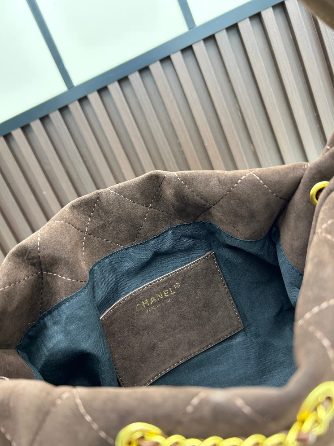 C845 New model 💰 Chanel 25k hobo hippie bag, black and gold with ultra-detailed design. This early spring model is not only popular due to its𝟐𝟓𝐛𝐚𝐠 𝐦𝐢𝐧𝐢 design, but also this 𝐛𝐚𝐠 is highly anticipated🔥 It exudes a high-class atmosphere! — image 8