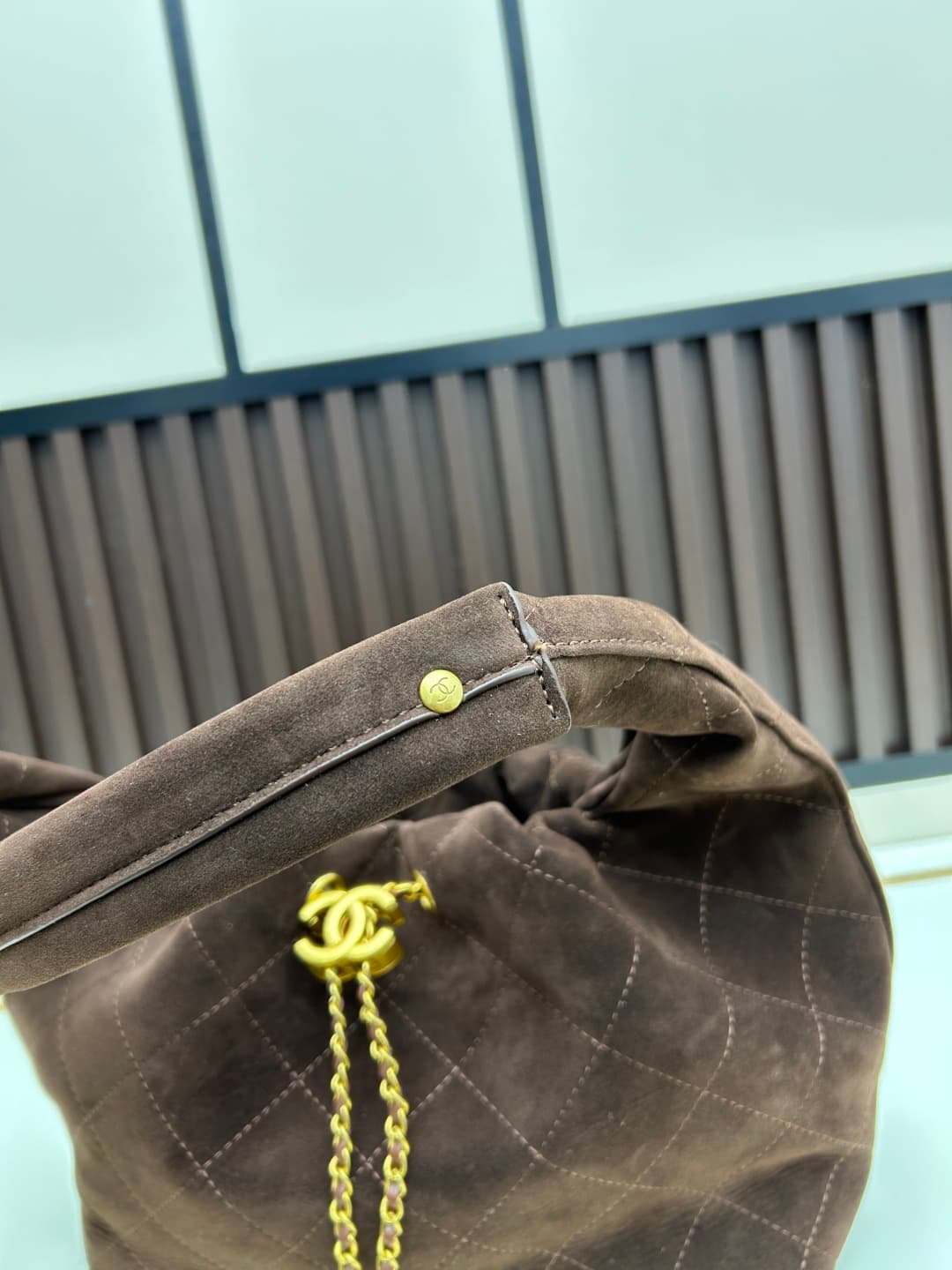 C845 New model 💰 Chanel 25k hobo hippie bag, black and gold with ultra-detailed design. This early spring model is not only popular due to its𝟐𝟓𝐛𝐚𝐠 𝐦𝐢𝐧𝐢 design, but also this 𝐛𝐚𝐠 is highly anticipated🔥 It exudes a high-class atmosphere! — image 6