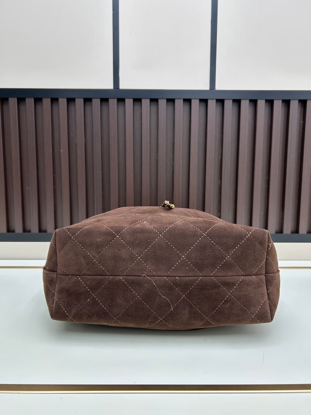 C845 New model 💰 Chanel 25k hobo hippie bag, black and gold with ultra-detailed design. This early spring model is not only popular due to its𝟐𝟓𝐛𝐚𝐠 𝐦𝐢𝐧𝐢 design, but also this 𝐛𝐚𝐠 is highly anticipated🔥 It exudes a high-class atmosphere! — image 5
