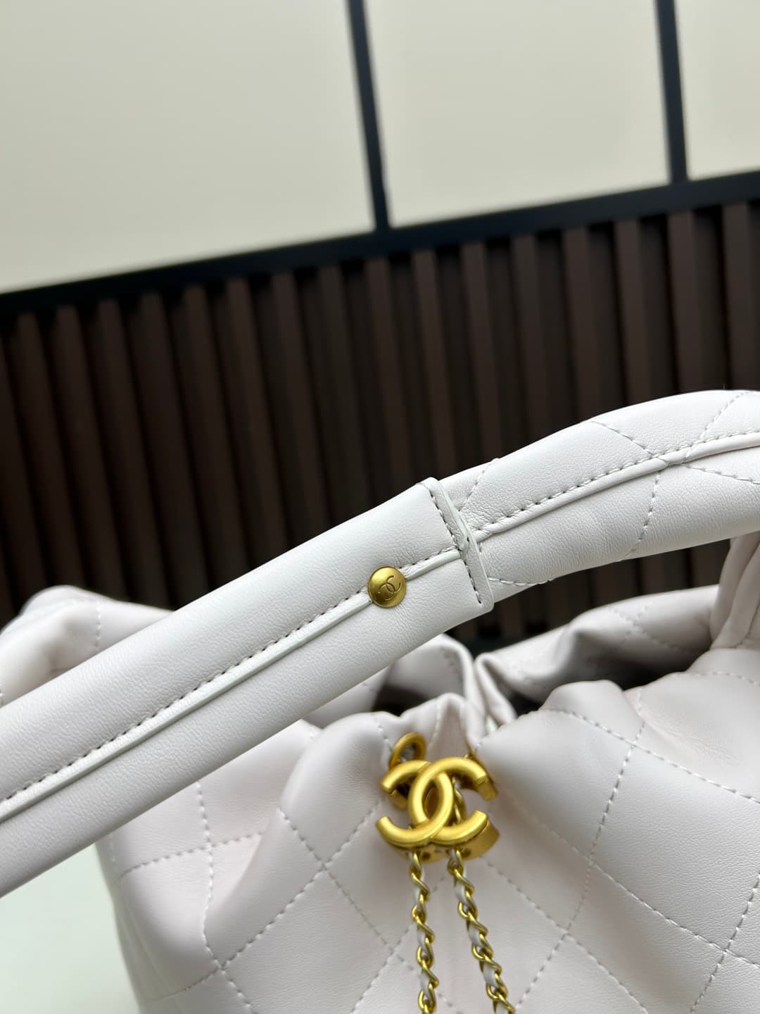 C844 New model 💰 Chanel 25k hobo hippie bag, black and gold with ultra-detailed design. This new spring model is not only popular due to its𝟐𝟓𝐛𝐚𝐠 𝐦𝐢𝐧𝐢 design, but also this 𝐛𝐚𝐠 looks extremely exciting🔥 It has a high-class aesthetic! — image 6