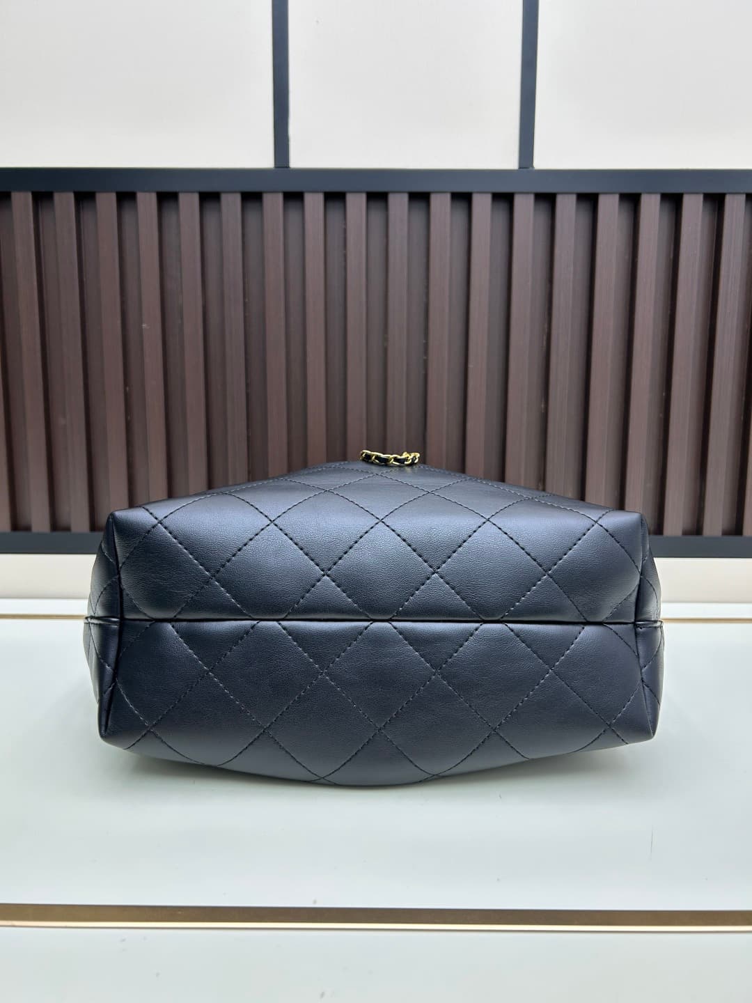 C843 New model 💰 Chanel 25k hobo hippie bag, black and gold with exquisite details. This new spring model is not only popular due to the trendy𝟐𝟓𝐛𝐚𝐠 𝐦𝐢𝐧𝐢, but also this 𝐛𝐚𝐠 is highly anticipated🔥 It exudes a high-class atmosphere! — image 5
