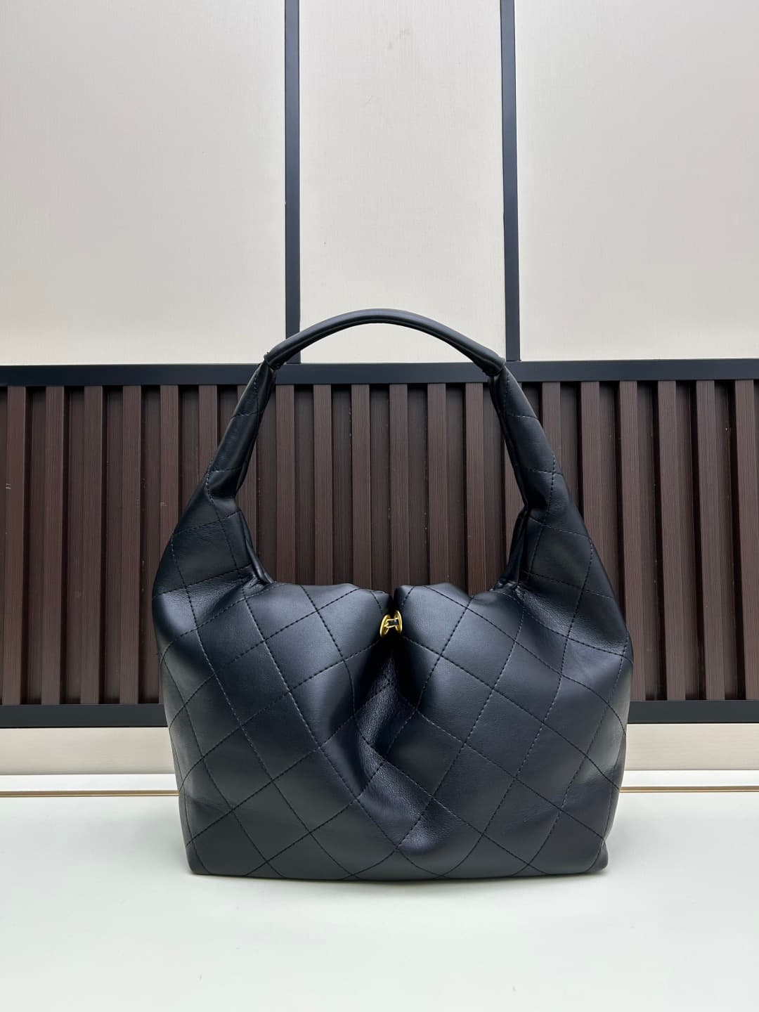 C843 New model 💰 Chanel 25k hobo hippie bag, black and gold with exquisite details. This new spring model is not only popular due to the trendy𝟐𝟓𝐛𝐚𝐠 𝐦𝐢𝐧𝐢, but also this 𝐛𝐚𝐠 is highly anticipated🔥 It exudes a high-class atmosphere! — image 3