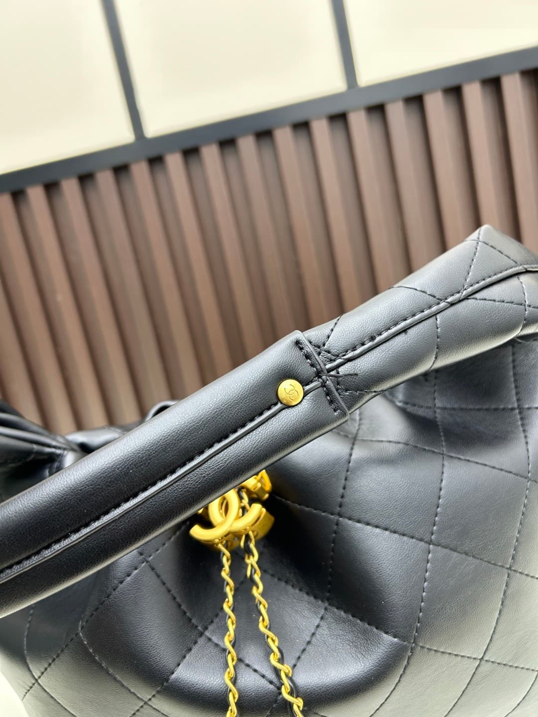 C843 New model 💰 Chanel 25k hobo hippie bag, black and gold with exquisite details. This new spring model is not only popular due to the trendy𝟐𝟓𝐛𝐚𝐠 𝐦𝐢𝐧𝐢, but also this 𝐛𝐚𝐠 is highly anticipated🔥 It exudes a high-class atmosphere! — image 6