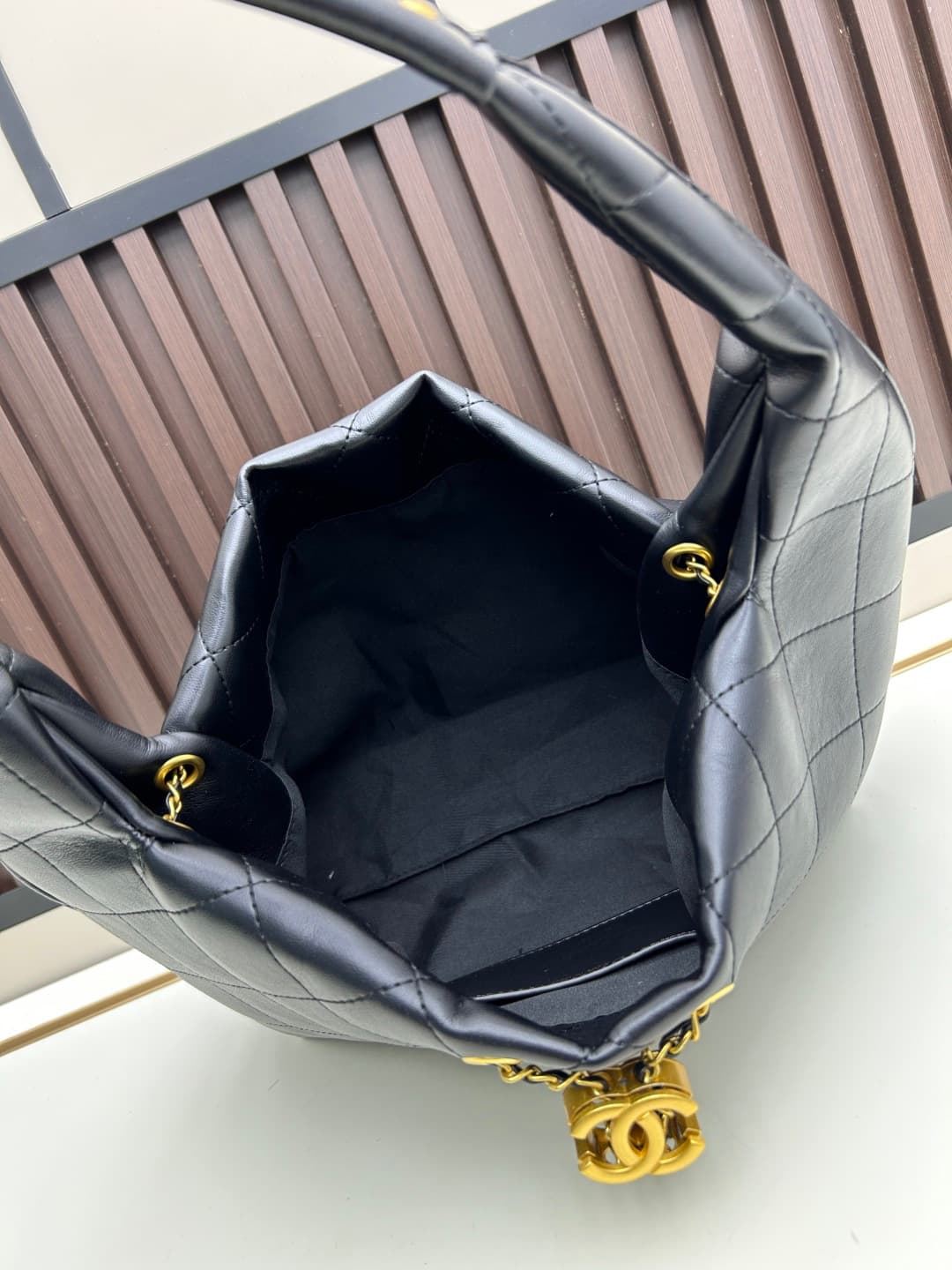 C843 New model 💰 Chanel 25k hobo hippie bag, black and gold with exquisite details. This new spring model is not only popular due to the trendy𝟐𝟓𝐛𝐚𝐠 𝐦𝐢𝐧𝐢, but also this 𝐛𝐚𝐠 is highly anticipated🔥 It exudes a high-class atmosphere! — image 7