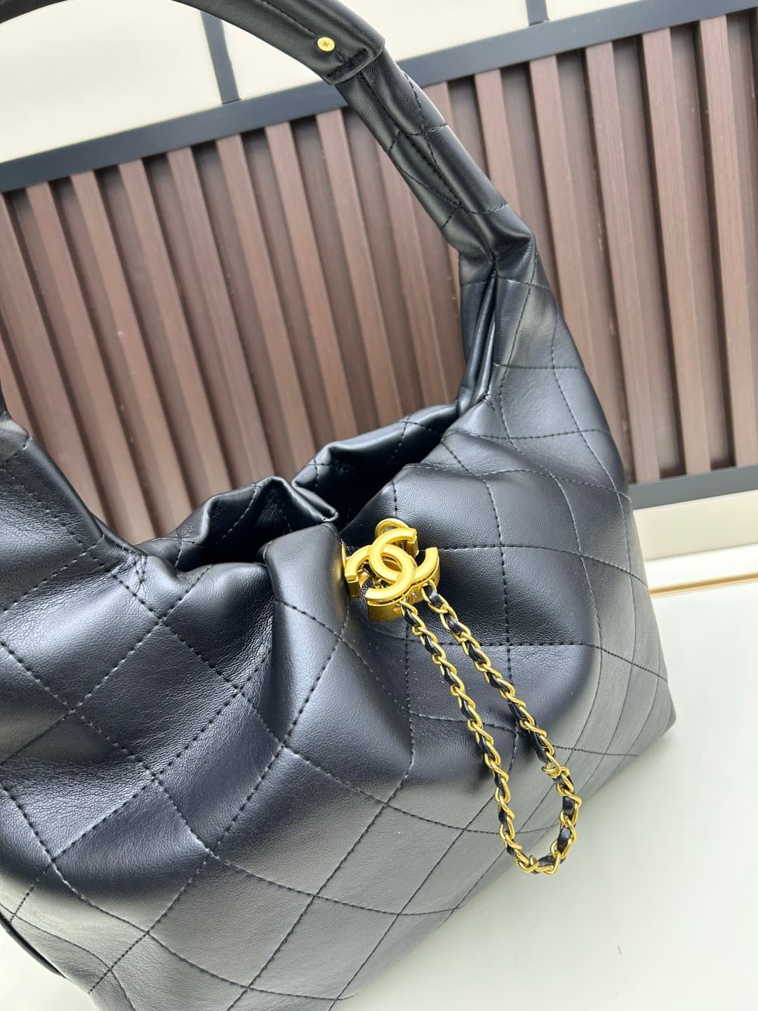 C843 New model 💰 Chanel 25k hobo hippie bag, black and gold with exquisite details. This new spring model is not only popular due to the trendy𝟐𝟓𝐛𝐚𝐠 𝐦𝐢𝐧𝐢, but also this 𝐛𝐚𝐠 is highly anticipated🔥 It exudes a high-class atmosphere! — image 4
