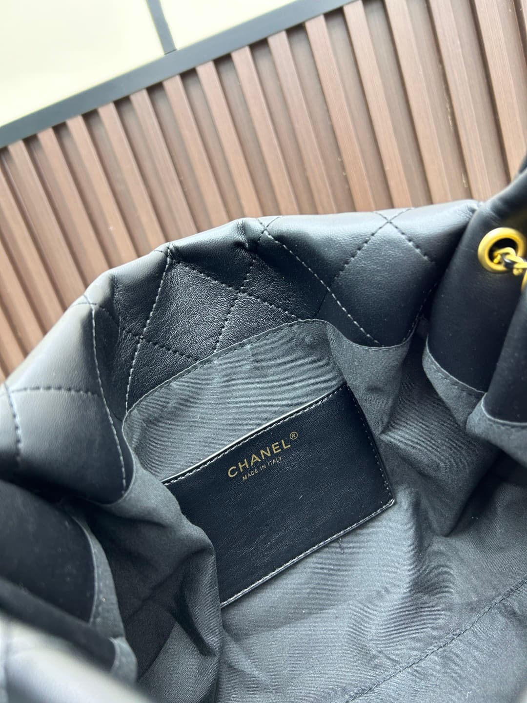 C843 New model 💰 Chanel 25k hobo hippie bag, black and gold with exquisite details. This new spring model is not only popular due to the trendy𝟐𝟓𝐛𝐚𝐠 𝐦𝐢𝐧𝐢, but also this 𝐛𝐚𝐠 is highly anticipated🔥 It exudes a high-class atmosphere! — image 8