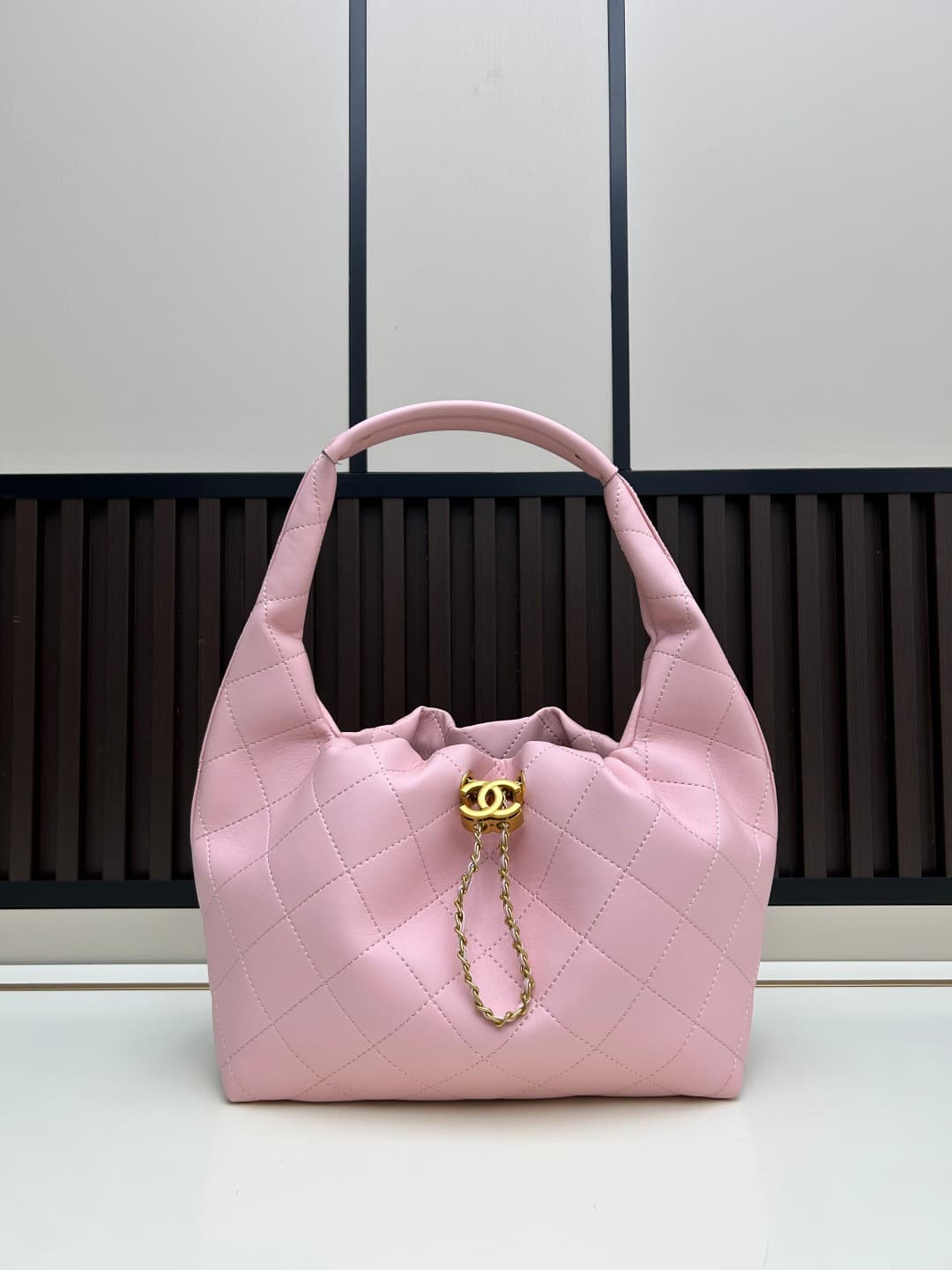 C842 New model 💰 Chanel 25k hobo hippie bag, black and gold with ultra-detailed design. This new early spring model is not only popular due to its 𝟐𝟓𝐛𝐚𝐠 𝐦𝐢𝐧𝐢 design, but also this 𝐛𝐚𝐠 is truly worth waiting for🔥 It has a high-class feel! — image 1