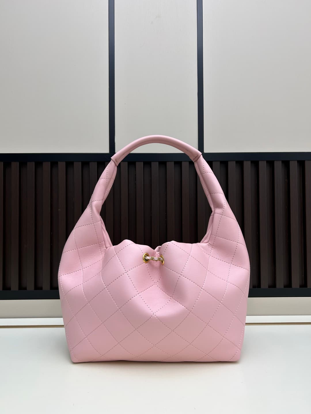 C842 New model 💰 Chanel 25k hobo hippie bag, black and gold with ultra-detailed design. This new early spring model is not only popular due to its 𝟐𝟓𝐛𝐚𝐠 𝐦𝐢𝐧𝐢 design, but also this 𝐛𝐚𝐠 is truly worth waiting for🔥 It has a high-class feel! — image 3