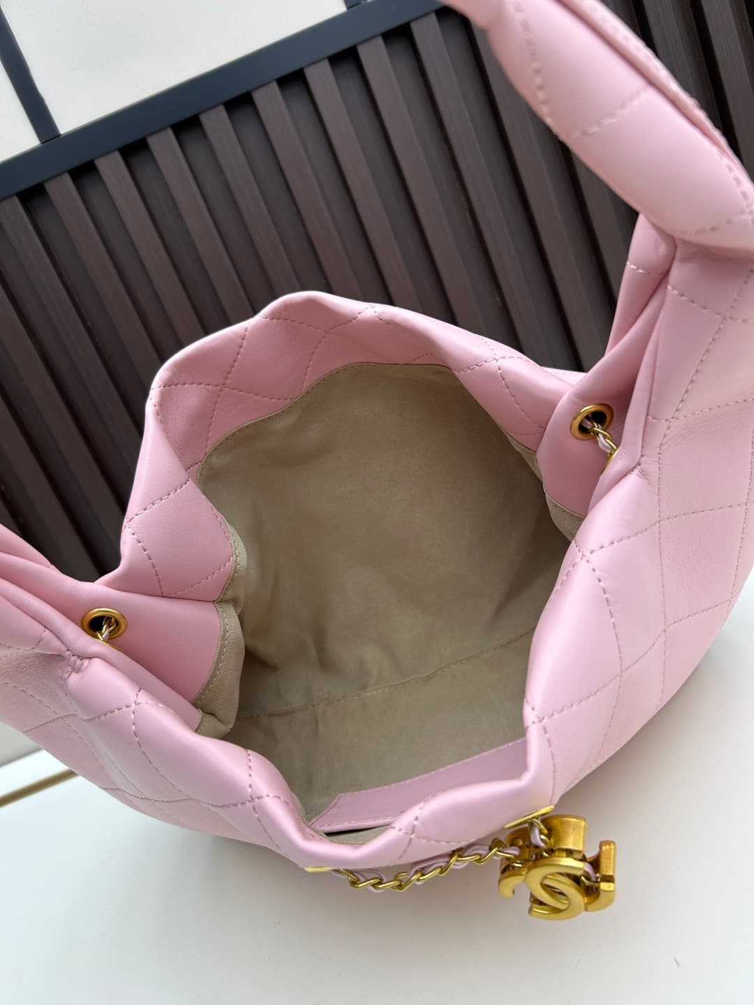 C842 New model 💰 Chanel 25k hobo hippie bag, black and gold with ultra-detailed design. This new early spring model is not only popular due to its 𝟐𝟓𝐛𝐚𝐠 𝐦𝐢𝐧𝐢 design, but also this 𝐛𝐚𝐠 is truly worth waiting for🔥 It has a high-class feel! — image 7