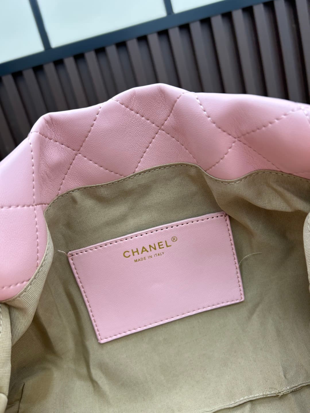 C842 New model 💰 Chanel 25k hobo hippie bag, black and gold with ultra-detailed design. This new early spring model is not only popular due to its 𝟐𝟓𝐛𝐚𝐠 𝐦𝐢𝐧𝐢 design, but also this 𝐛𝐚𝐠 is truly worth waiting for🔥 It has a high-class feel! — image 8