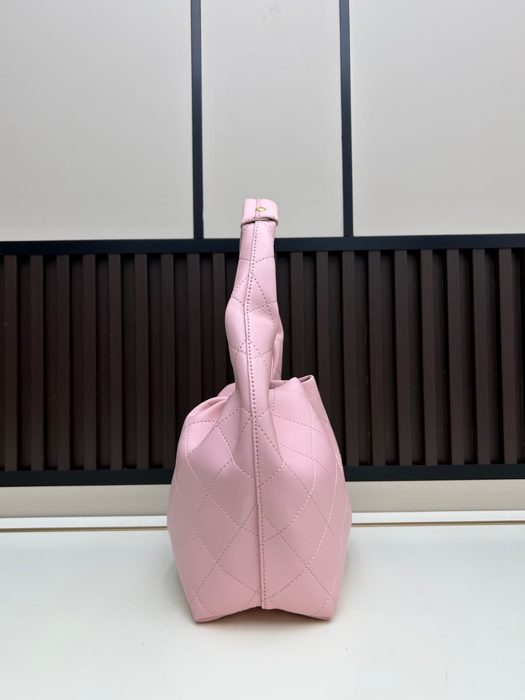 C842 New model 💰 Chanel 25k hobo hippie bag, black and gold with ultra-detailed design. This new early spring model is not only popular due to its 𝟐𝟓𝐛𝐚𝐠 𝐦𝐢𝐧𝐢 design, but also this 𝐛𝐚𝐠 is truly worth waiting for🔥 It has a high-class feel! — image 2