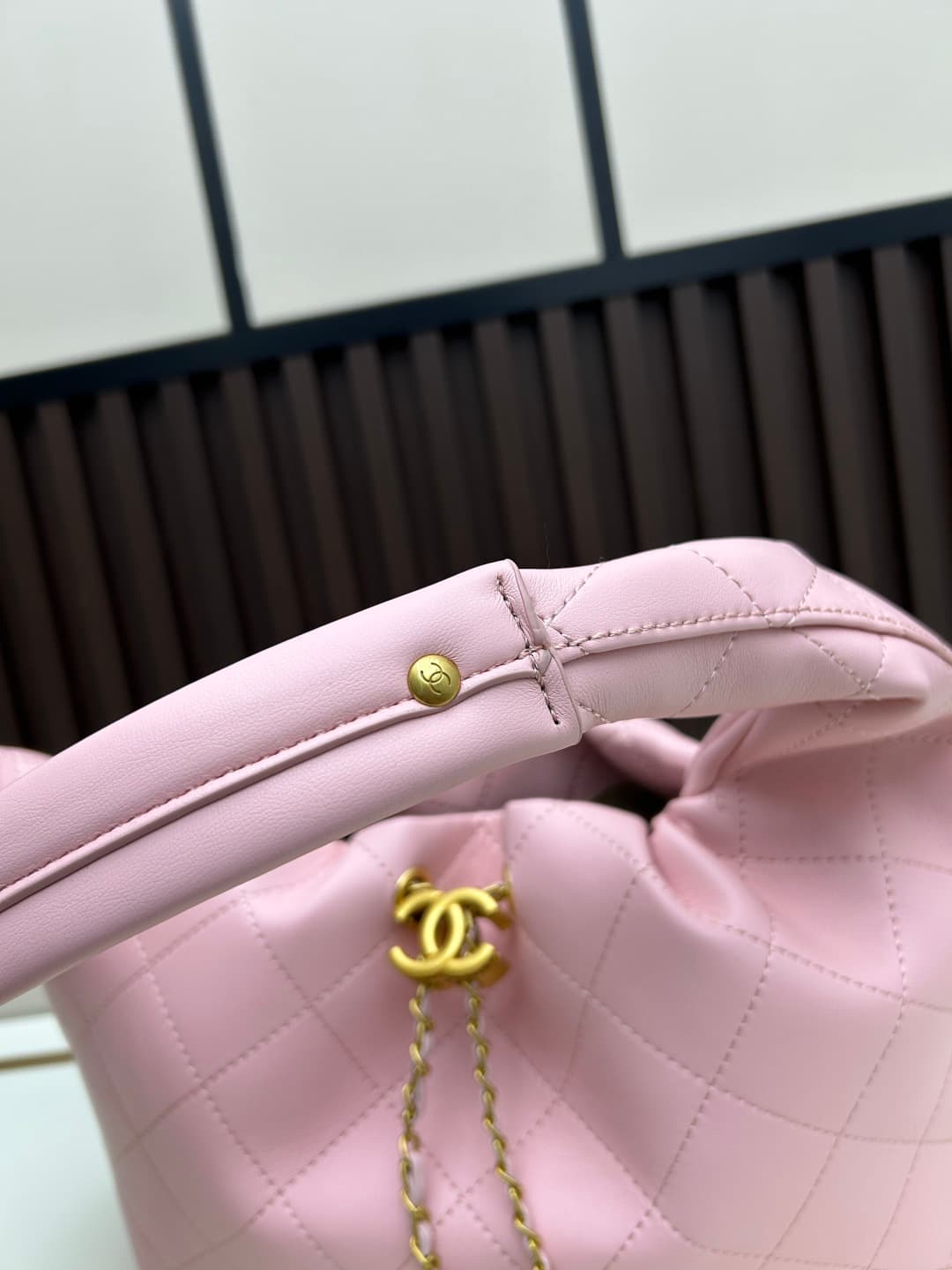 C842 New model 💰 Chanel 25k hobo hippie bag, black and gold with ultra-detailed design. This new early spring model is not only popular due to its 𝟐𝟓𝐛𝐚𝐠 𝐦𝐢𝐧𝐢 design, but also this 𝐛𝐚𝐠 is truly worth waiting for🔥 It has a high-class feel! — image 6
