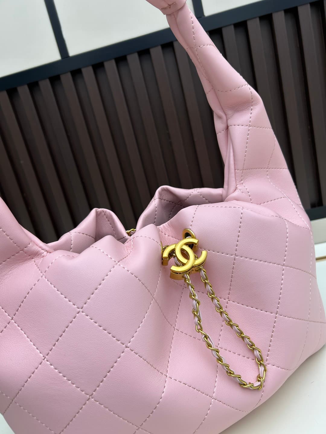 C842 New model 💰 Chanel 25k hobo hippie bag, black and gold with ultra-detailed design. This new early spring model is not only popular due to its 𝟐𝟓𝐛𝐚𝐠 𝐦𝐢𝐧𝐢 design, but also this 𝐛𝐚𝐠 is truly worth waiting for🔥 It has a high-class feel! — image 4
