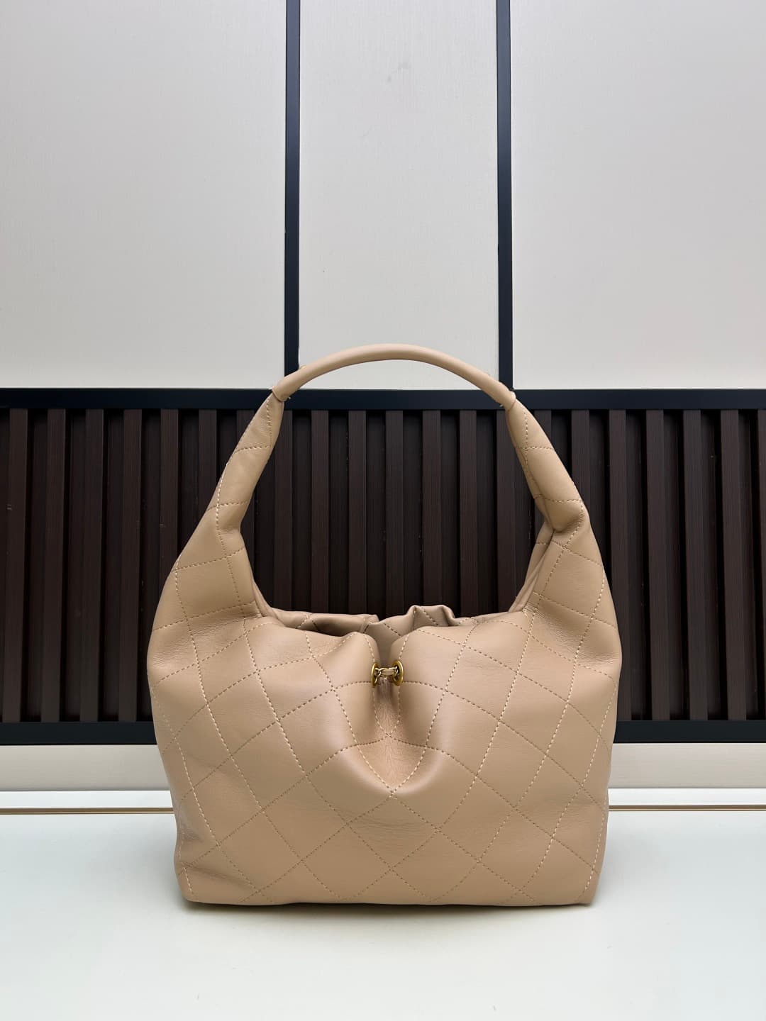 C841 New model 💰 Chanel 25k hobo hippie bag, black and gold with ultra-detailed design. This new spring model is not only popular due to its 𝟐𝟓𝐛𝐚𝐠 𝐦𝐢𝐧𝐢 style, but also this 𝐛𝐚𝐠 is truly worth looking forward to🔥 It has a high-class feel! — image 3