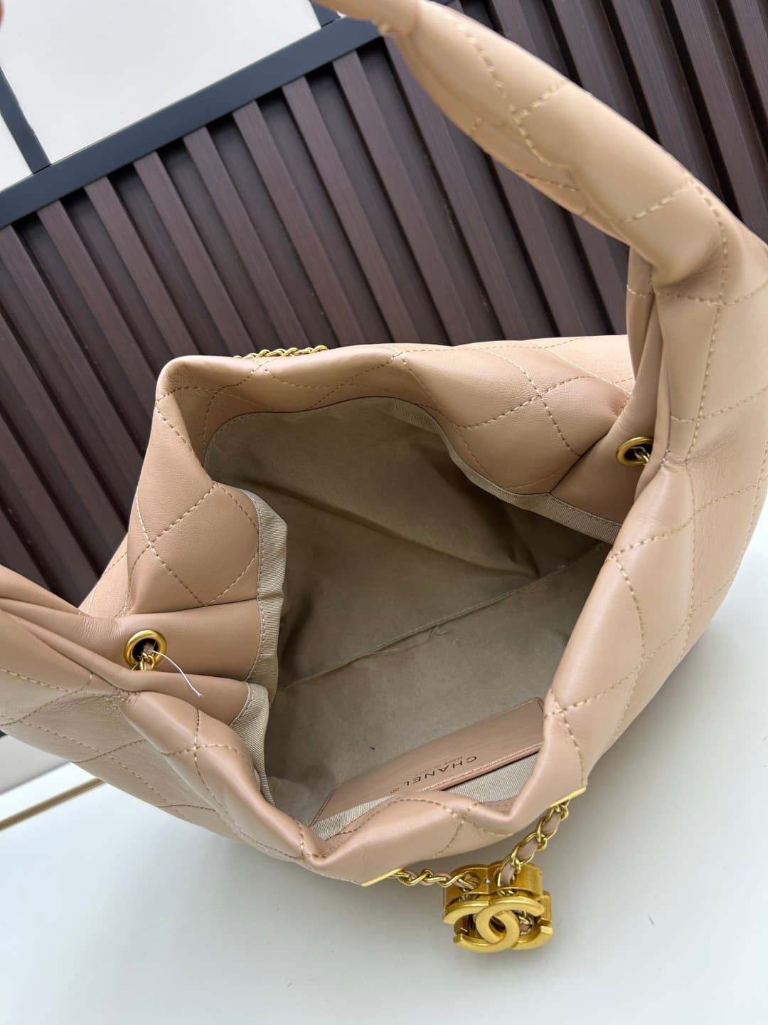 C841 New model 💰 Chanel 25k hobo hippie bag, black and gold with ultra-detailed design. This new spring model is not only popular due to its 𝟐𝟓𝐛𝐚𝐠 𝐦𝐢𝐧𝐢 style, but also this 𝐛𝐚𝐠 is truly worth looking forward to🔥 It has a high-class feel! — image 7