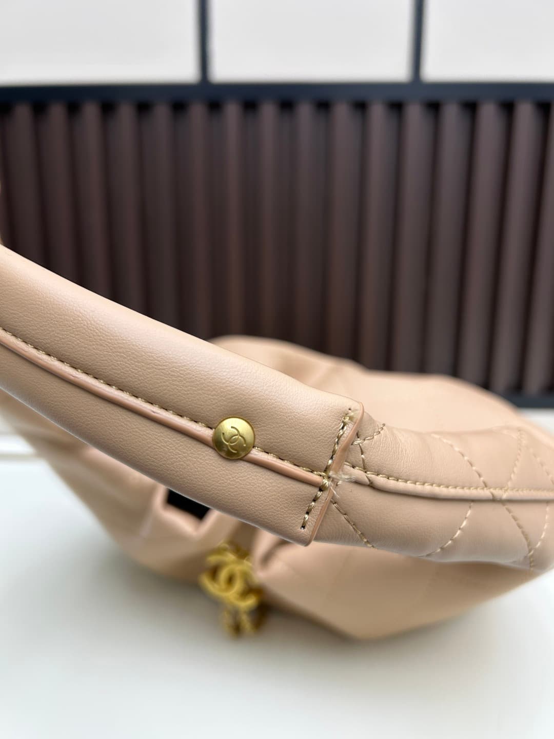 C841 New model 💰 Chanel 25k hobo hippie bag, black and gold with ultra-detailed design. This new spring model is not only popular due to its 𝟐𝟓𝐛𝐚𝐠 𝐦𝐢𝐧𝐢 style, but also this 𝐛𝐚𝐠 is truly worth looking forward to🔥 It has a high-class feel! — image 6