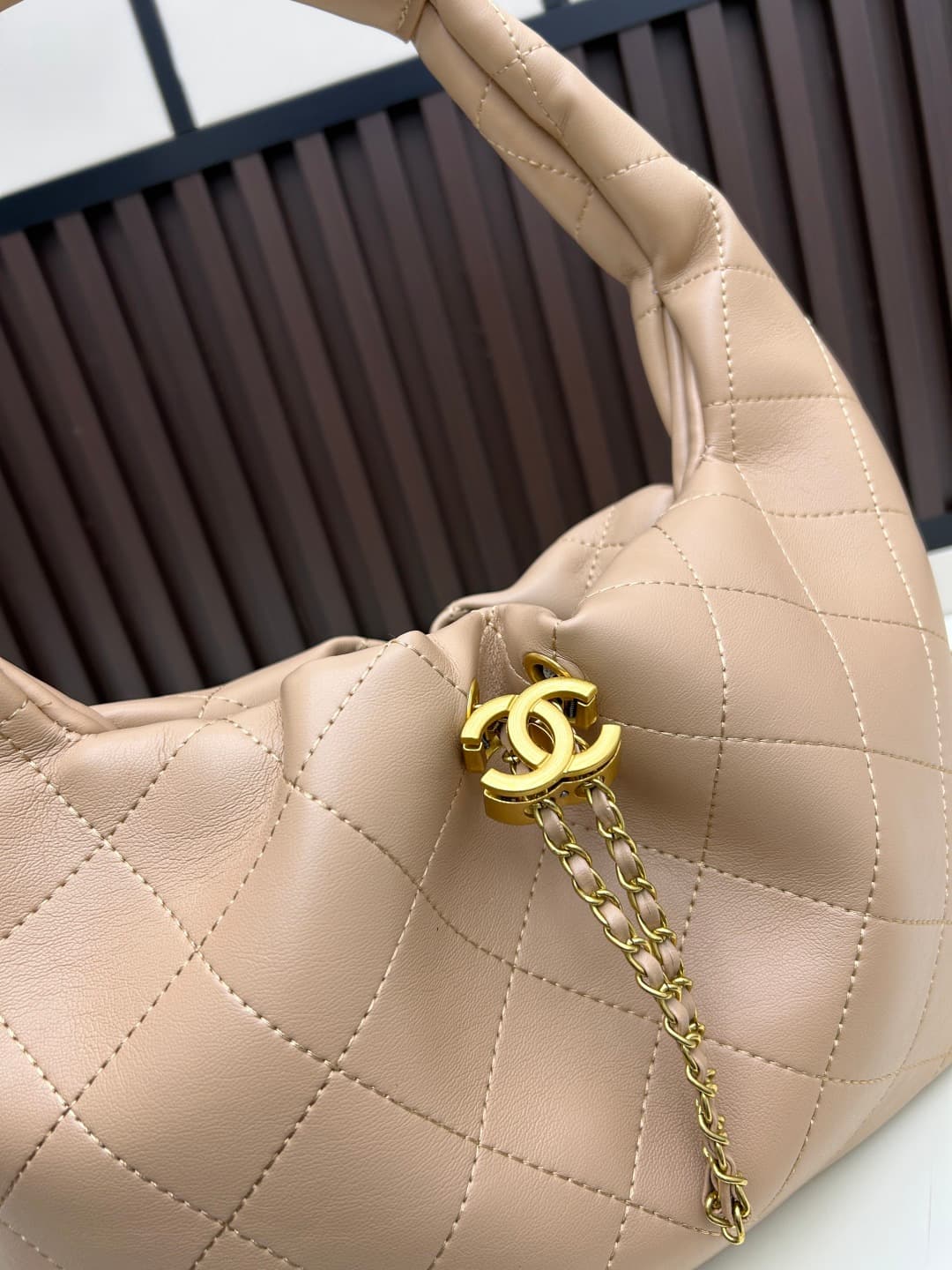 C841 New model 💰 Chanel 25k hobo hippie bag, black and gold with ultra-detailed design. This new spring model is not only popular due to its 𝟐𝟓𝐛𝐚𝐠 𝐦𝐢𝐧𝐢 style, but also this 𝐛𝐚𝐠 is truly worth looking forward to🔥 It has a high-class feel! — image 4