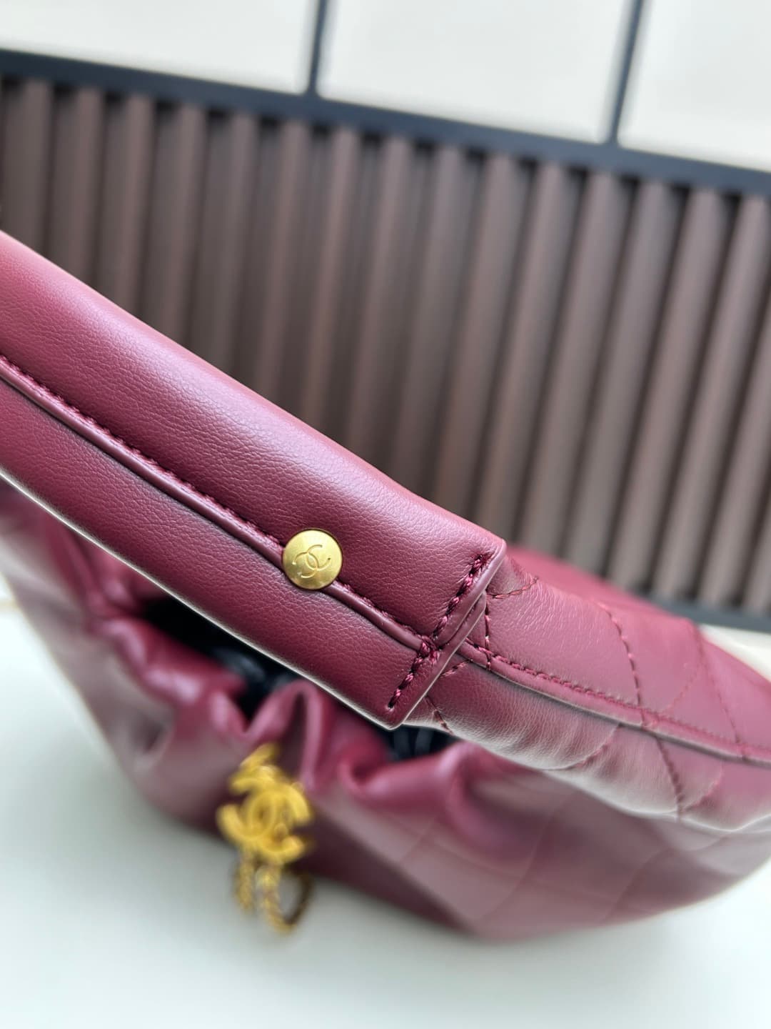 C840 New model 💰 Chanel 25k hobo hippie bag, black and gold with exquisite details. This new spring model is not only popular due to the trendy 𝟐𝟓𝐛𝐚𝐠 𝐦𝐢𝐧𝐢, but also this 𝐛𝐚𝐠 is truly worth waiting for🔥 It exudes a high-class atmosphere! — image 6