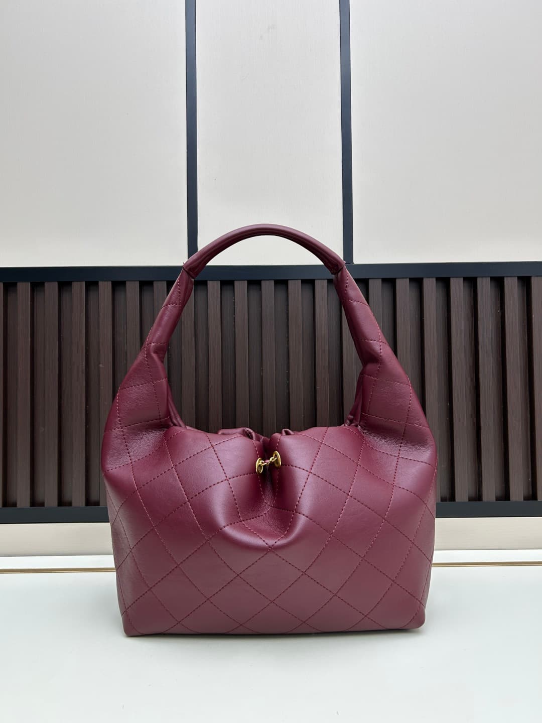 C840 New model 💰 Chanel 25k hobo hippie bag, black and gold with exquisite details. This new spring model is not only popular due to the trendy 𝟐𝟓𝐛𝐚𝐠 𝐦𝐢𝐧𝐢, but also this 𝐛𝐚𝐠 is truly worth waiting for🔥 It exudes a high-class atmosphere! — image 3