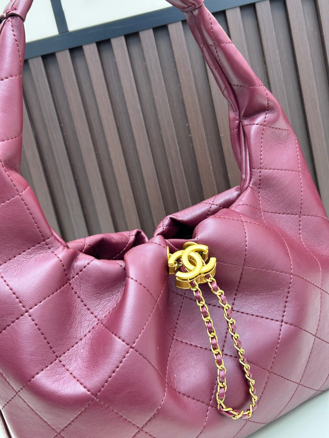 C840 New model 💰 Chanel 25k hobo hippie bag, black and gold with exquisite details. This new spring model is not only popular due to the trendy 𝟐𝟓𝐛𝐚𝐠 𝐦𝐢𝐧𝐢, but also this 𝐛𝐚𝐠 is truly worth waiting for🔥 It exudes a high-class atmosphere! — image 4