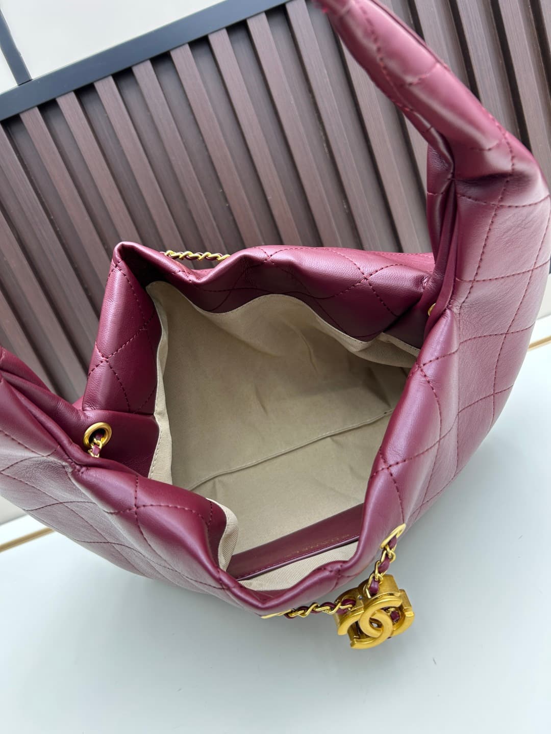 C840 New model 💰 Chanel 25k hobo hippie bag, black and gold with exquisite details. This new spring model is not only popular due to the trendy 𝟐𝟓𝐛𝐚𝐠 𝐦𝐢𝐧𝐢, but also this 𝐛𝐚𝐠 is truly worth waiting for🔥 It exudes a high-class atmosphere! — image 7