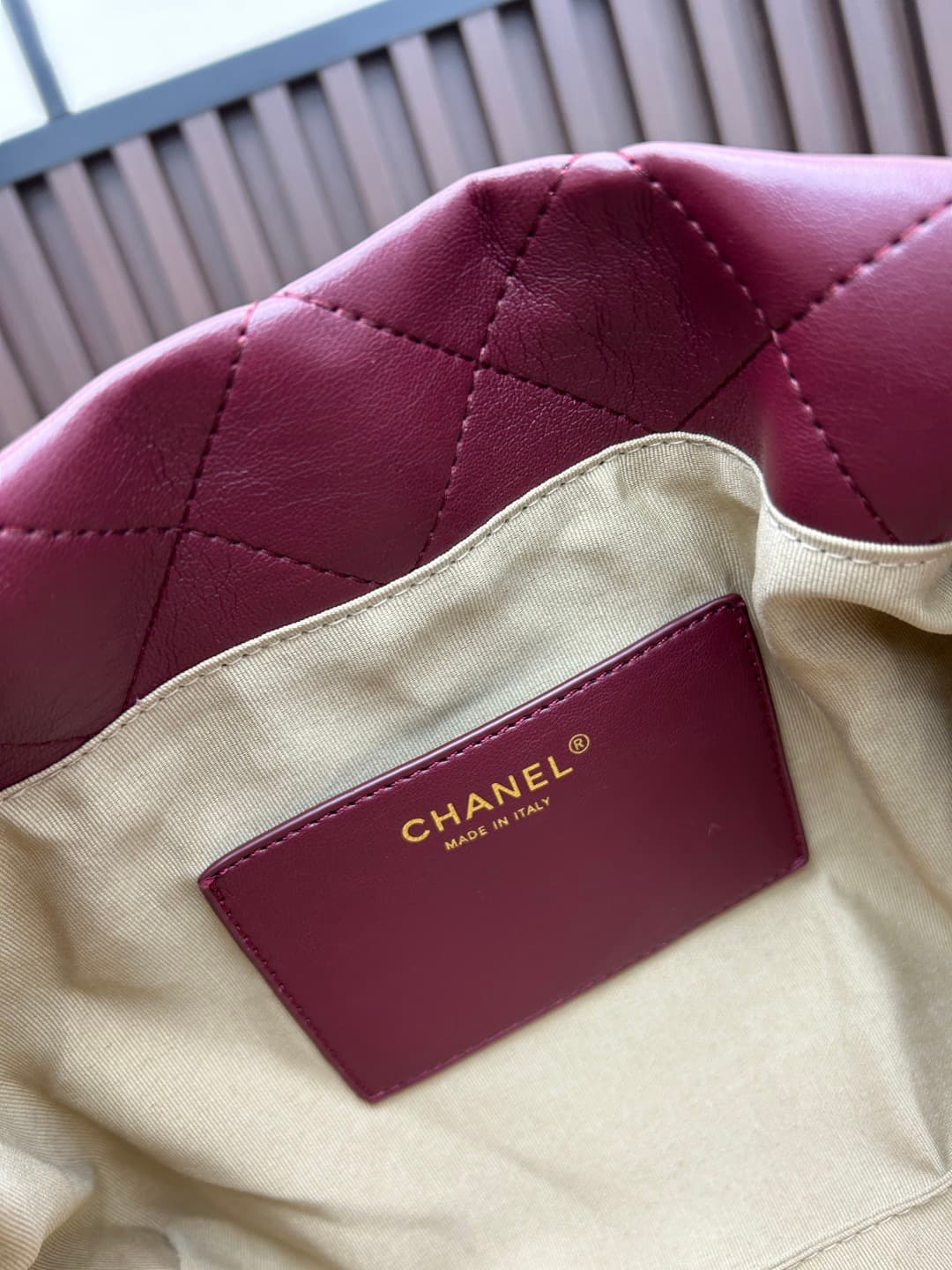 C840 New model 💰 Chanel 25k hobo hippie bag, black and gold with exquisite details. This new spring model is not only popular due to the trendy 𝟐𝟓𝐛𝐚𝐠 𝐦𝐢𝐧𝐢, but also this 𝐛𝐚𝐠 is truly worth waiting for🔥 It exudes a high-class atmosphere! — image 8