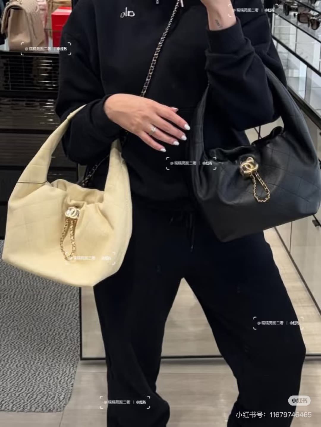 C838 New model 💰 Chanel 25k hobo hippie bag, black and gold with ultra-detailed design. This new early spring model is not only popular due to its 2𝟓𝐛𝐚𝐠 𝐦𝐢𝐧𝐢 design, but also this 𝐛𝐚𝐠 is highly anticipated🔥 It has a high-class feel! — image 4