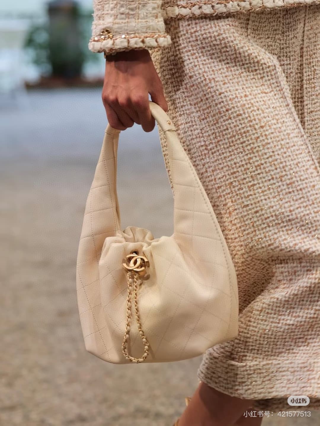 C838 New model 💰 Chanel 25k hobo hippie bag, black and gold with ultra-detailed design. This new early spring model is not only popular due to its 2𝟓𝐛𝐚𝐠 𝐦𝐢𝐧𝐢 design, but also this 𝐛𝐚𝐠 is highly anticipated🔥 It has a high-class feel! — image 2