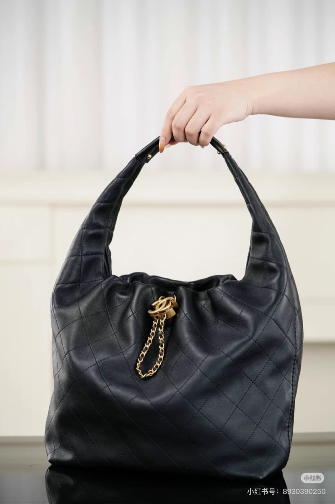 C838 New model 💰 Chanel 25k hobo hippie bag, black and gold with ultra-detailed design. This new early spring model is not only popular due to its 2𝟓𝐛𝐚𝐠 𝐦𝐢𝐧𝐢 design, but also this 𝐛𝐚𝐠 is highly anticipated🔥 It has a high-class feel! — image 5