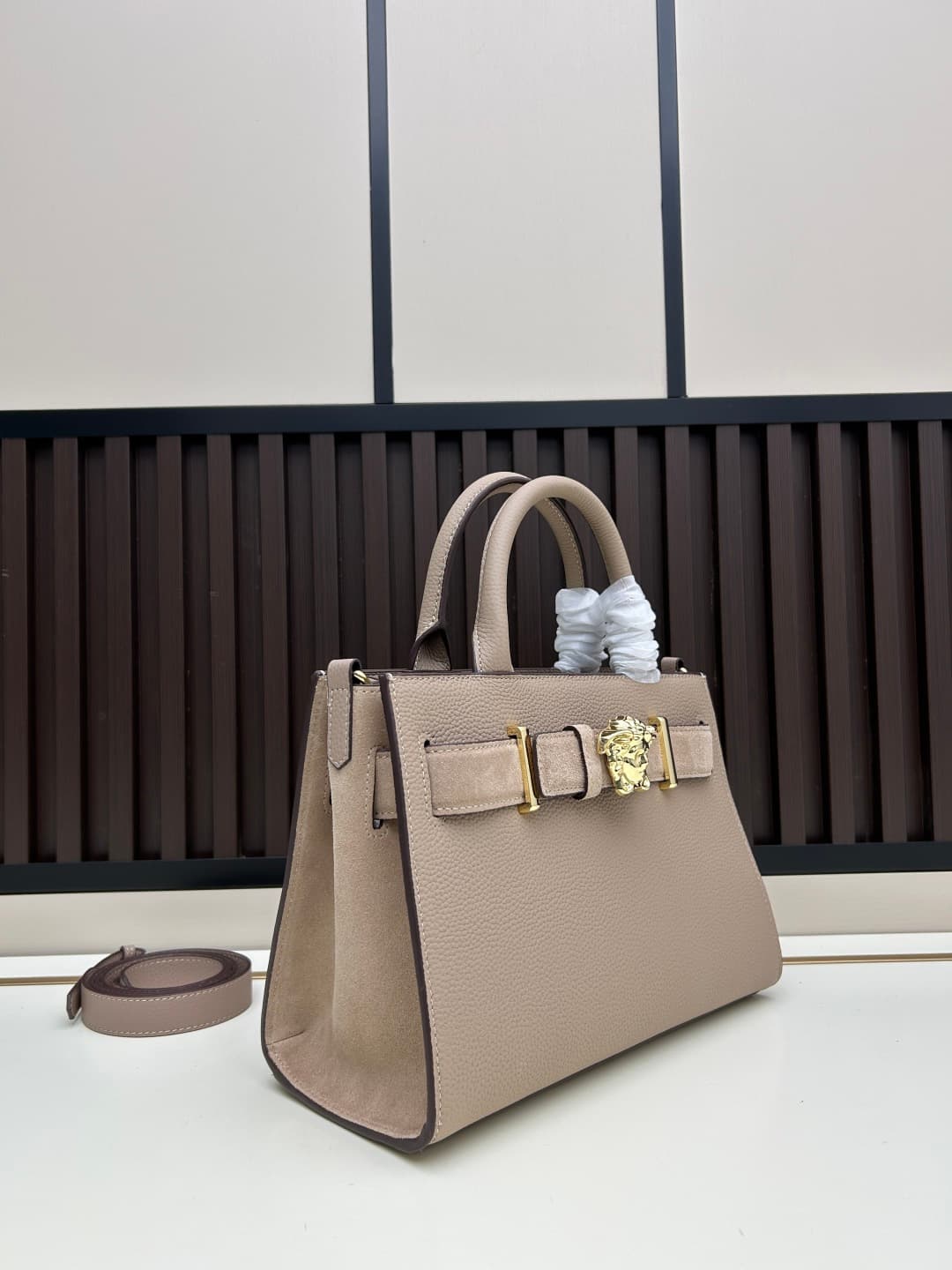 C8383 Presenting Box VERSACE/Versace – suitable for women to carry in hands or crossbody (similar to popular celebrities’ styles). New model – ideal as a gift box. — image 2