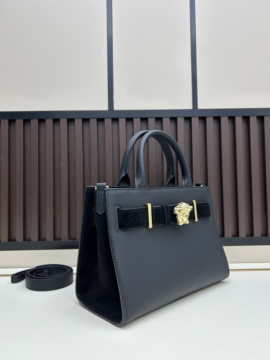C8382 Pairing Box VERSACE/Versace – can be carried in hand or slung over the shoulder (similar to popular celebrities’ styles). New model. #As a gift box — image 2