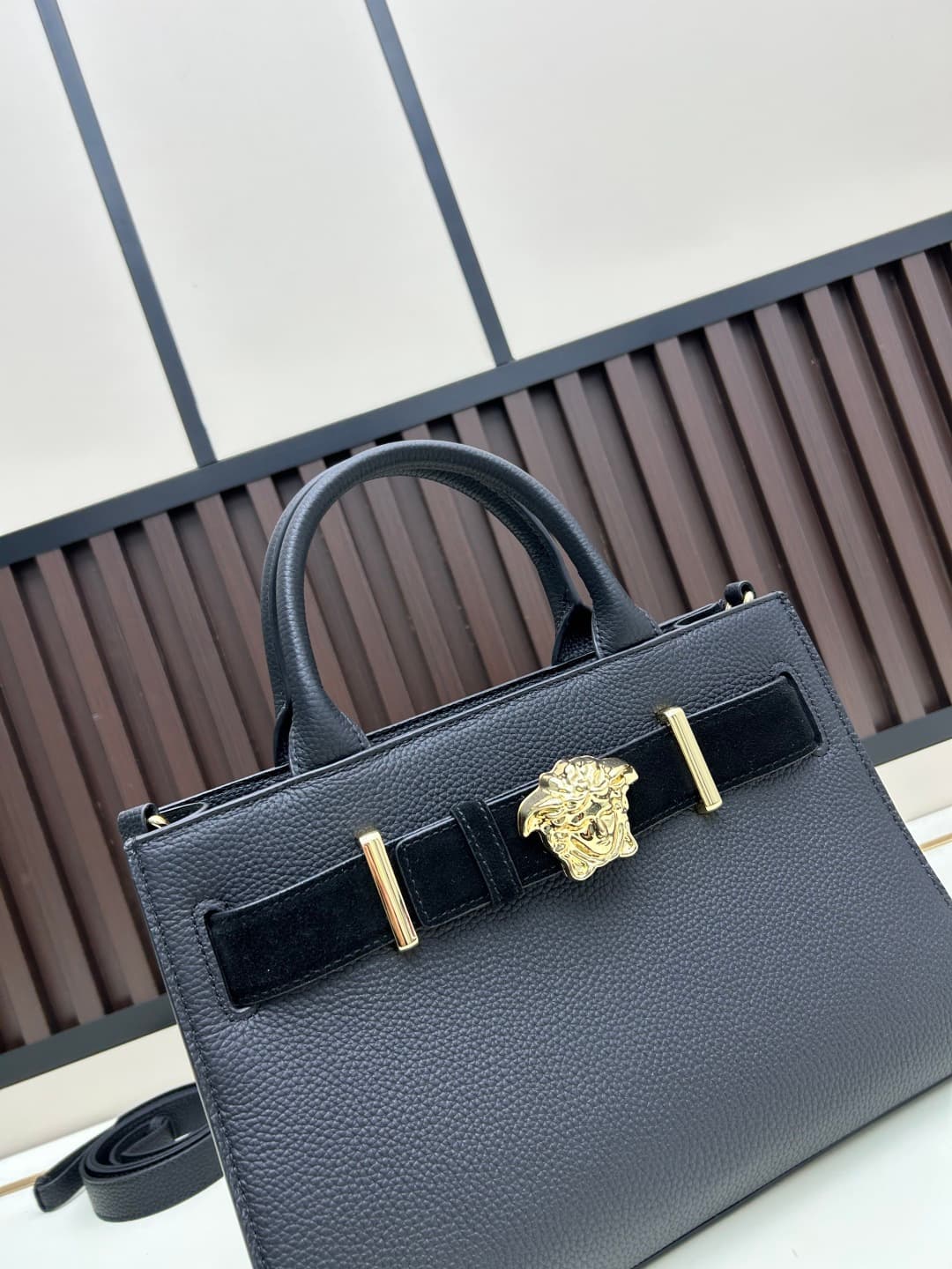 C8382 Pairing Box VERSACE/Versace – can be carried in hand or slung over the shoulder (similar to popular celebrities’ styles). New model. #As a gift box — image 4