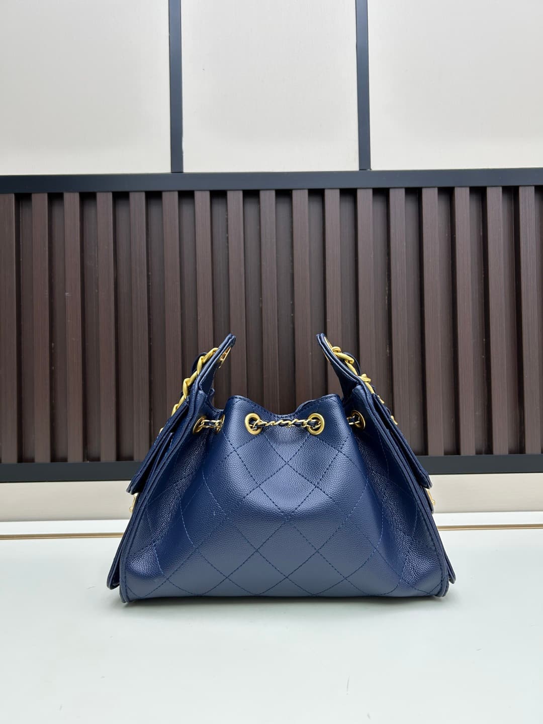 C829 Caviar’s new mini version of Chanel 25 handbag|||The newly popular bag “Chanel 25bag” is another “It Bag” following Chanel 22bag! It features a classic and practical design, incorporating the three iconic elements of the brand: chevron-stitched patte — image 3