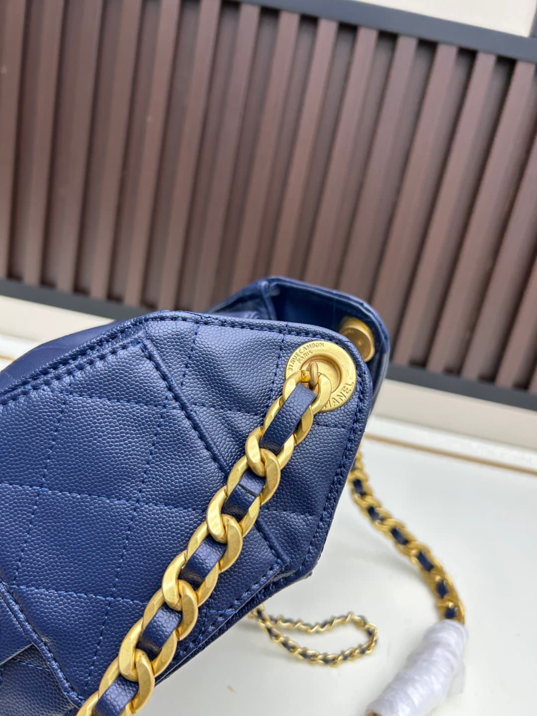 C829 Caviar’s new mini version of Chanel 25 handbag|||The newly popular bag “Chanel 25bag” is another “It Bag” following Chanel 22bag! It features a classic and practical design, incorporating the three iconic elements of the brand: chevron-stitched patte — image 4