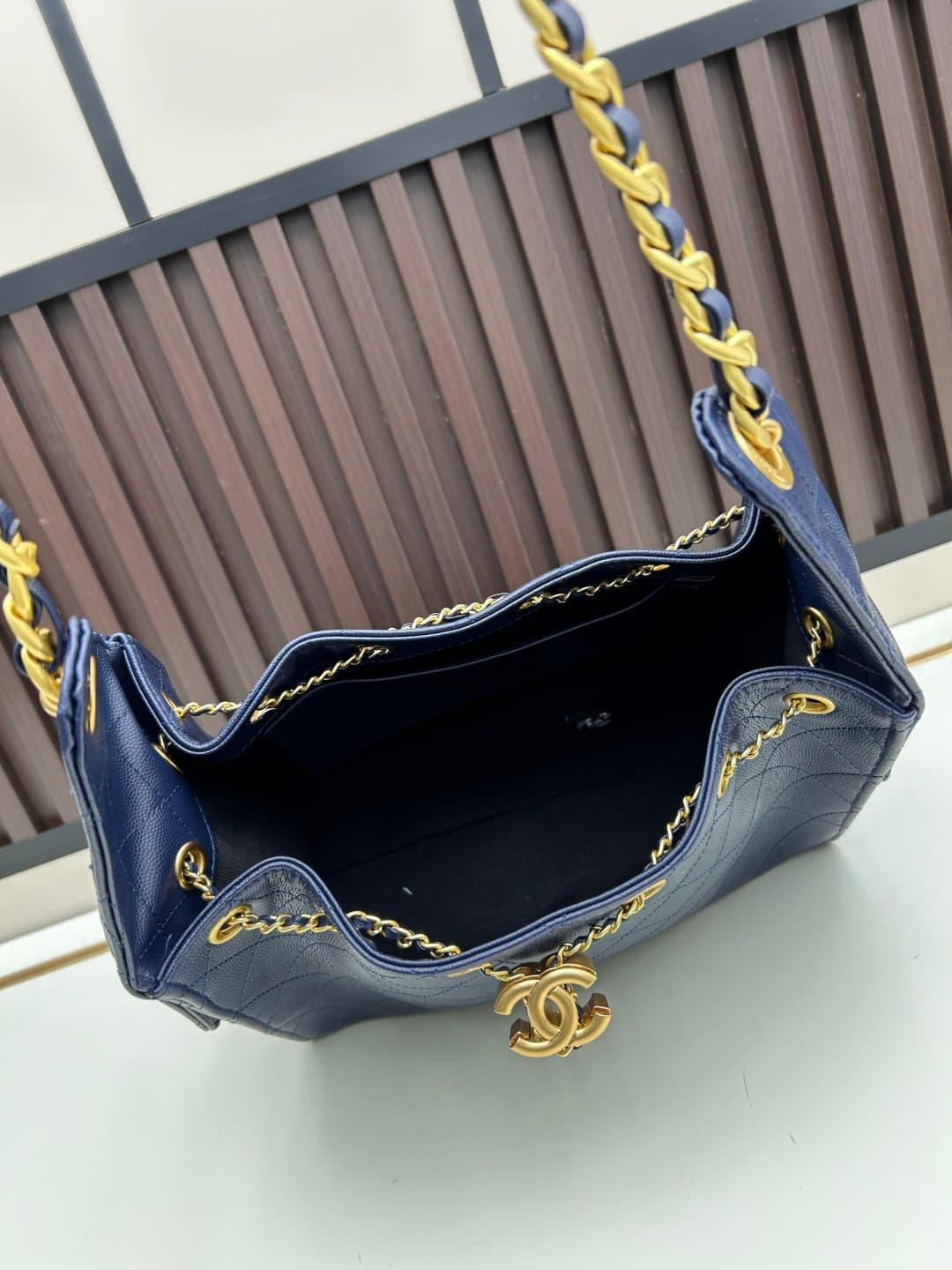 C828 New model 💰 Chanel 25 handbag ||| The new “Chanel 25bag” is another “It Bag” after Chanel 22bag! It features a classic and practical design, retaining the three iconic elements of the brand: chevron-stitched patterns, leather straps, and double C buc — image 7