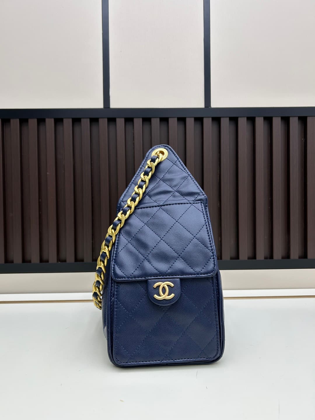 C828 New model 💰 Chanel 25 handbag ||| The new “Chanel 25bag” is another “It Bag” after Chanel 22bag! It features a classic and practical design, retaining the three iconic elements of the brand: chevron-stitched patterns, leather straps, and double C buc — image 2