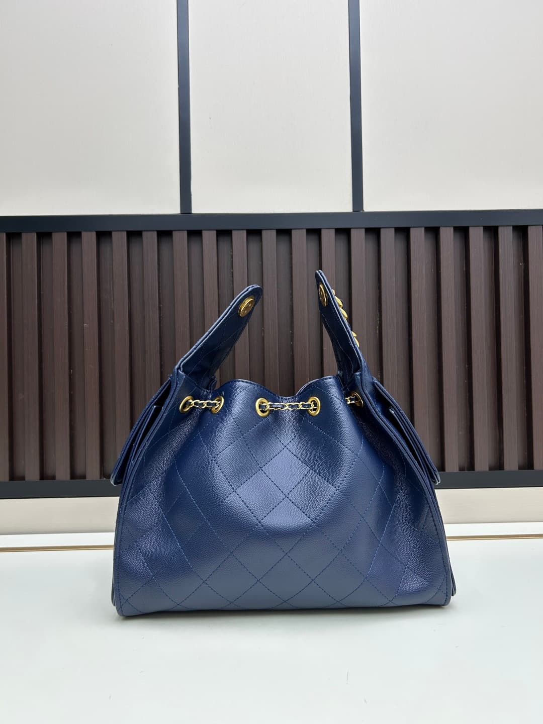 C828 New model 💰 Chanel 25 handbag ||| The new “Chanel 25bag” is another “It Bag” after Chanel 22bag! It features a classic and practical design, retaining the three iconic elements of the brand: chevron-stitched patterns, leather straps, and double C buc — image 3