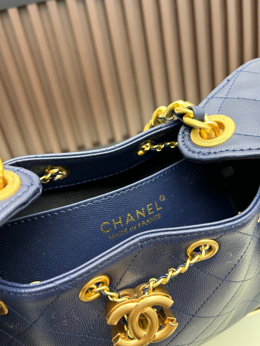 C828 New model 💰 Chanel 25 handbag ||| The new “Chanel 25bag” is another “It Bag” after Chanel 22bag! It features a classic and practical design, retaining the three iconic elements of the brand: chevron-stitched patterns, leather straps, and double C buc — image 8